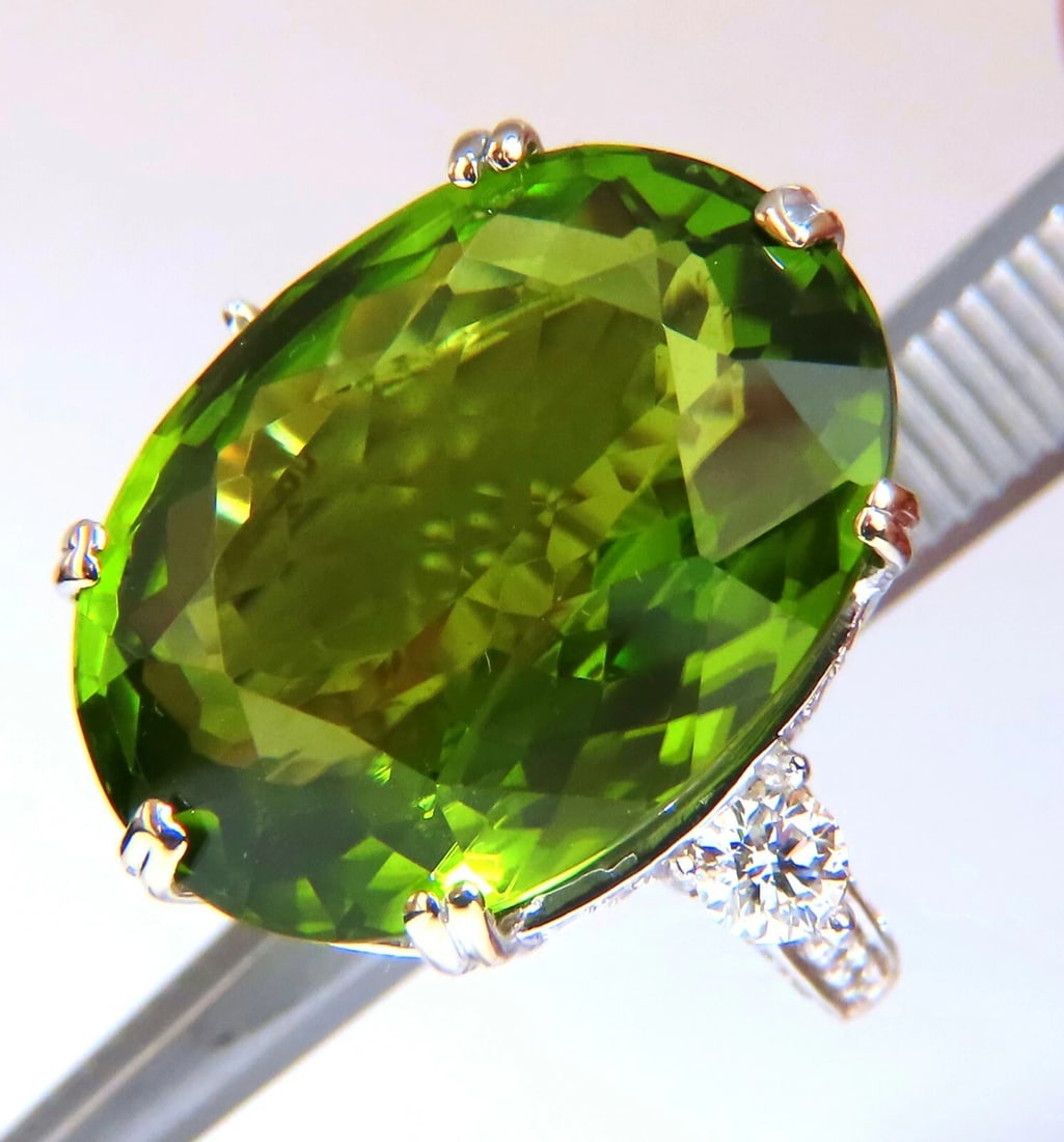 GIA Certified 35.63ct Natural Green Peridot Diamonds Rings 18 Karat - 3