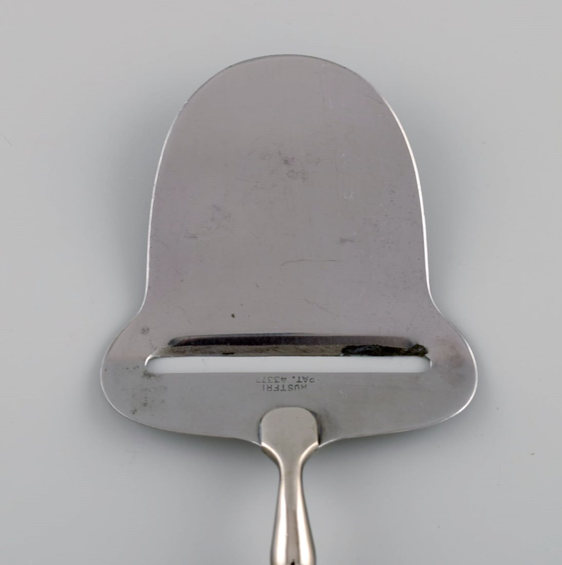 Early Georg Jensen Lily of the valley cheese slicer in silver (830) and stainless steel. Dated - 2