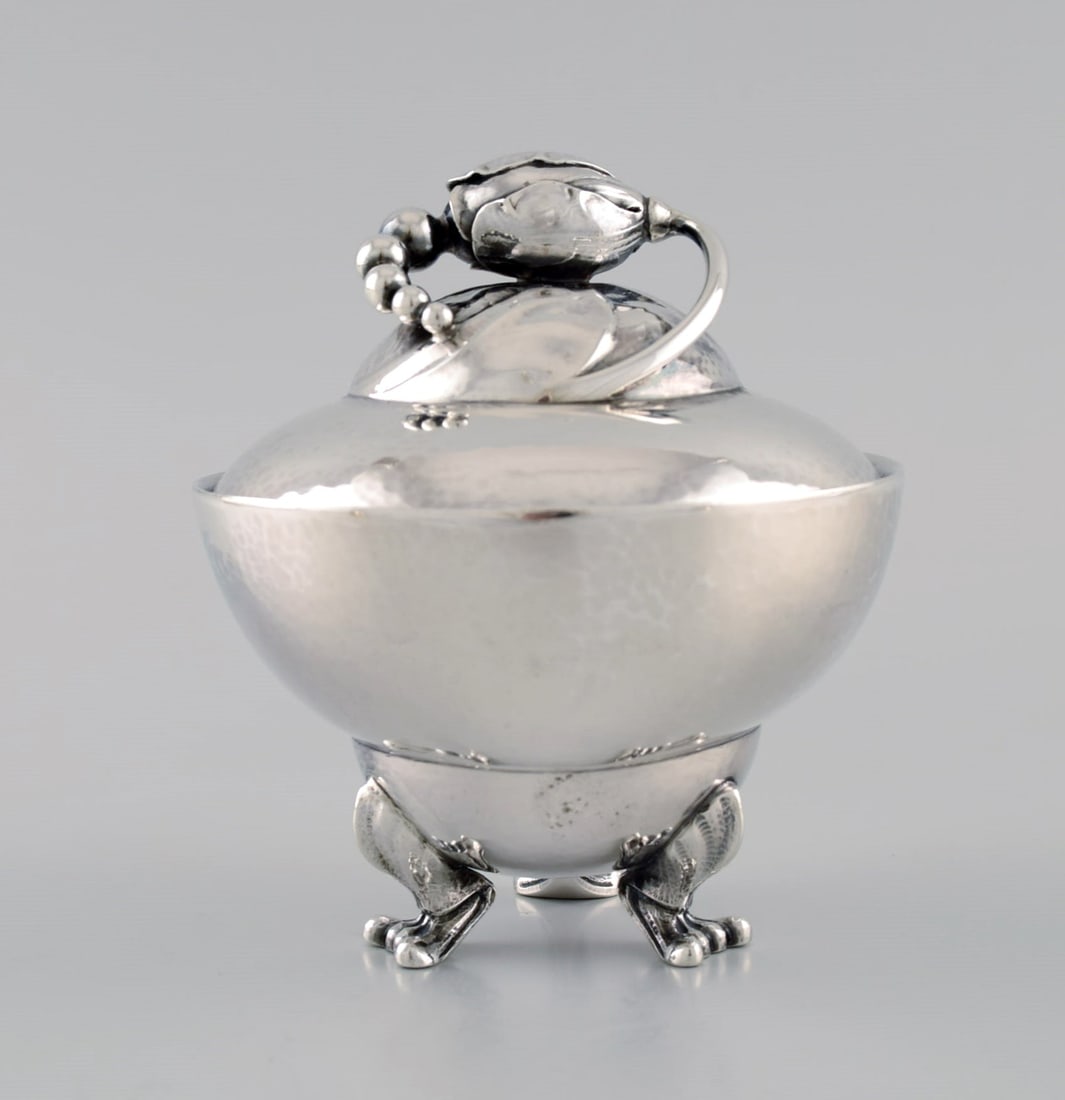 Georg Jensen Blossom sugar bowl in hammered sterling silver. Model 2D. Dated 1925-1932. - 2