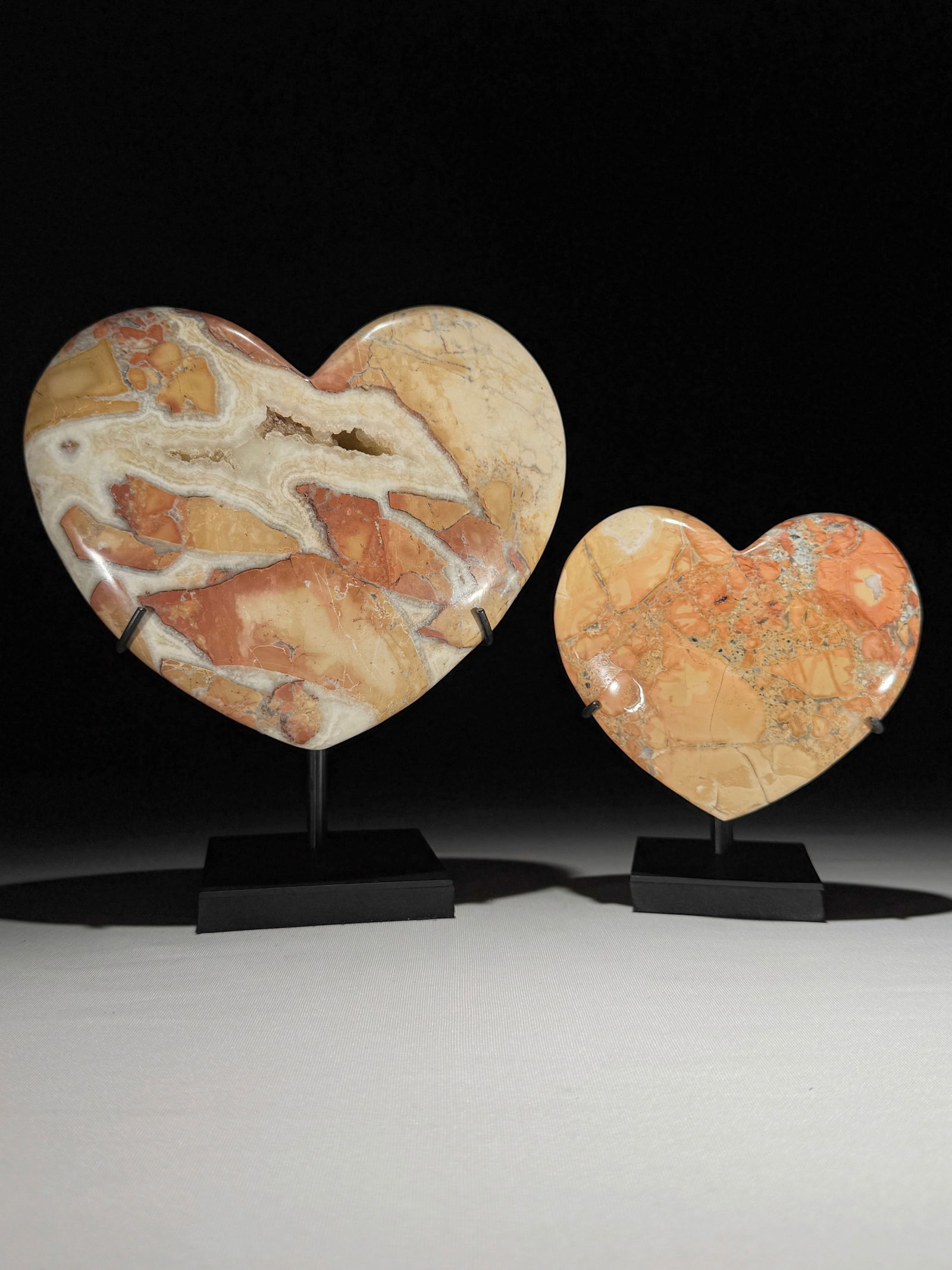 Stunning set of 2 crystalized Maligano Jasper hearts with stands: Title: Stunning set of 2 crystalized Maligano Jasper hearts with standsMaker:UnknownOrigin: IndonesiaDate/Period:2025Materials:Maligano Jasper, woodDimensions:Dimensions heart 1: Height 20.5 cm / 8