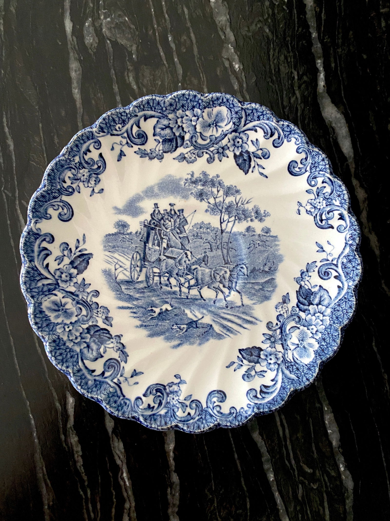 Antique Porcelain Plate: Title: Antique Porcelain PlateMaker:UnkownOrigin: UnkownDate/Period:UnkownMaterials:PorcelainSize:157.6 gDescription:157.6 g Reserve: $100.00 Shipping:Domestic: Flat-rate of $40.00 to anywhere