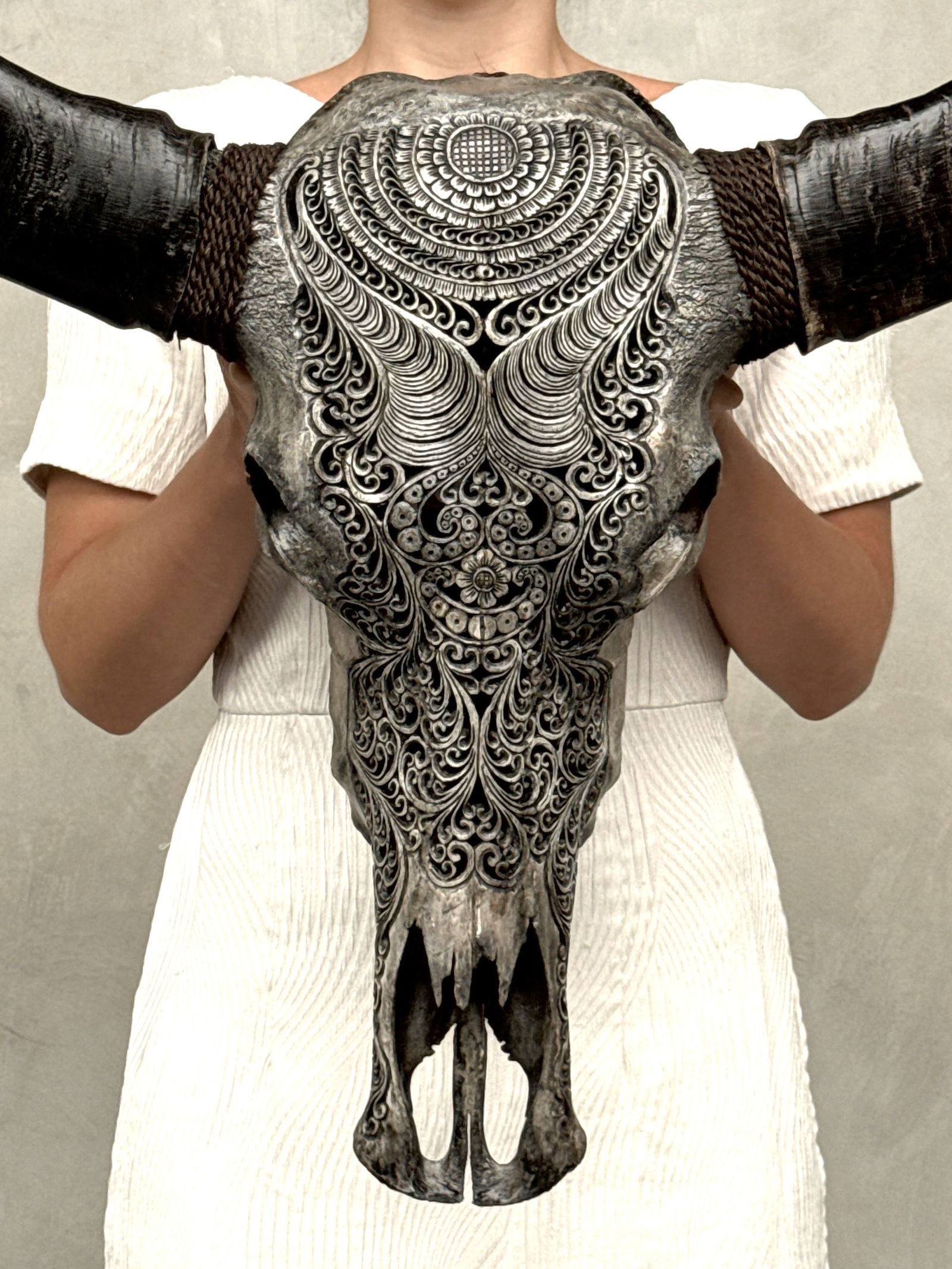 Stunning carved grey water buffalo skull - Badong motif: Title: Stunning carved grey water buffalo skull - Badong motifMaker:UnknownOrigin: IndonesiaDate/Period:2025Materials:Bubalis Bubalus, Bone, HornDimensions:Height: 74 cm / 29.1 inches Width: 92 cm /