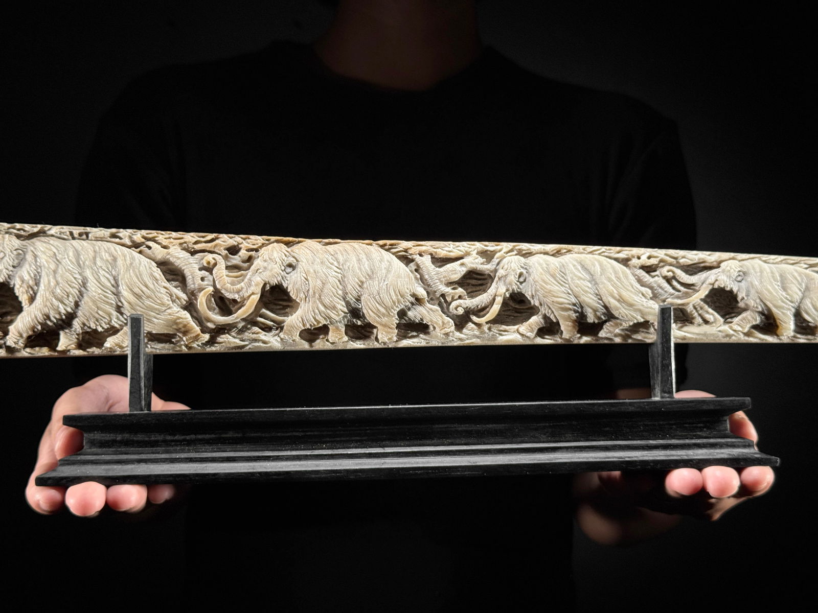 Large engraved Swordfish rostrum - Prehistoric Woolly Mammoth Scene: Title: Large engraved Swordfish rostrum - Prehistoric Woolly Mammoth SceneMaker:UnknownOrigin: IndonesiaDate/Period:2025Materials:Xiphias Gladius, Bone, WoodDimensions:Length: 88 cm / 34.6