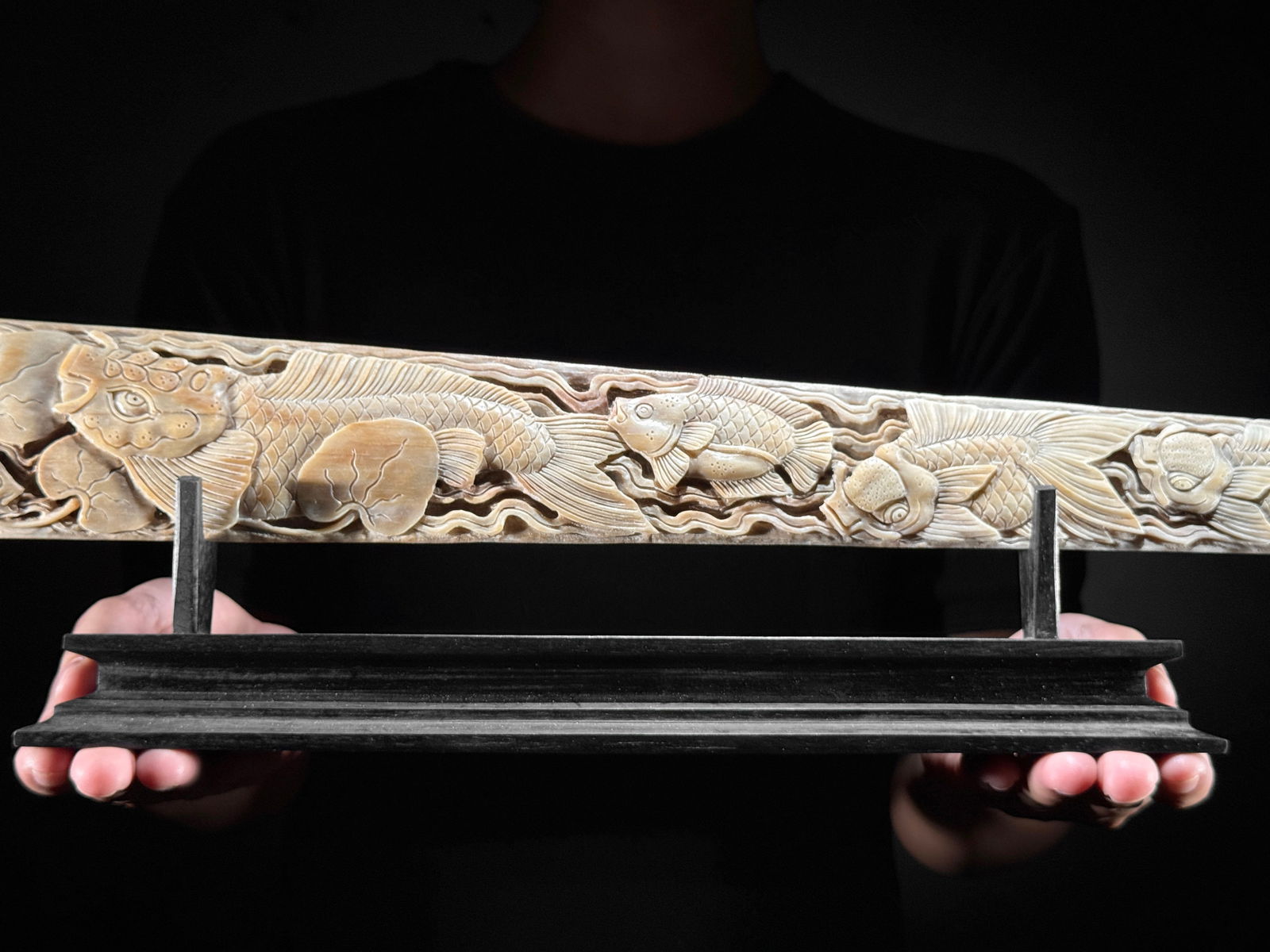 Wonderful large carved swordfish tusk - Japanese koi motif: Title: Wonderful large carved swordfish tusk - Japanese koi motifMaker:UnknownOrigin: IndonesiaDate/Period:2025Materials:Xiphias Gladius, Bone, WoodDimensions:Length: 80 cm / 31.4