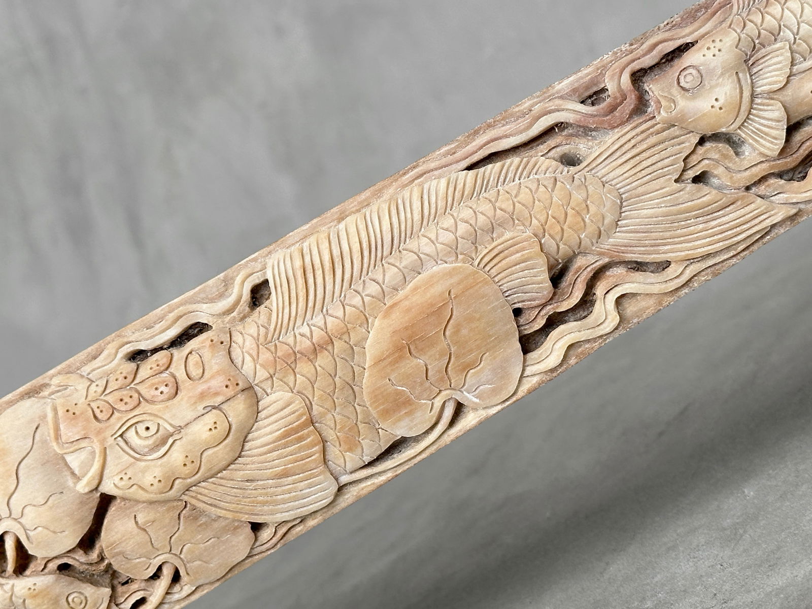 Wonderful large carved swordfish tusk - Japanese koi motif - 4