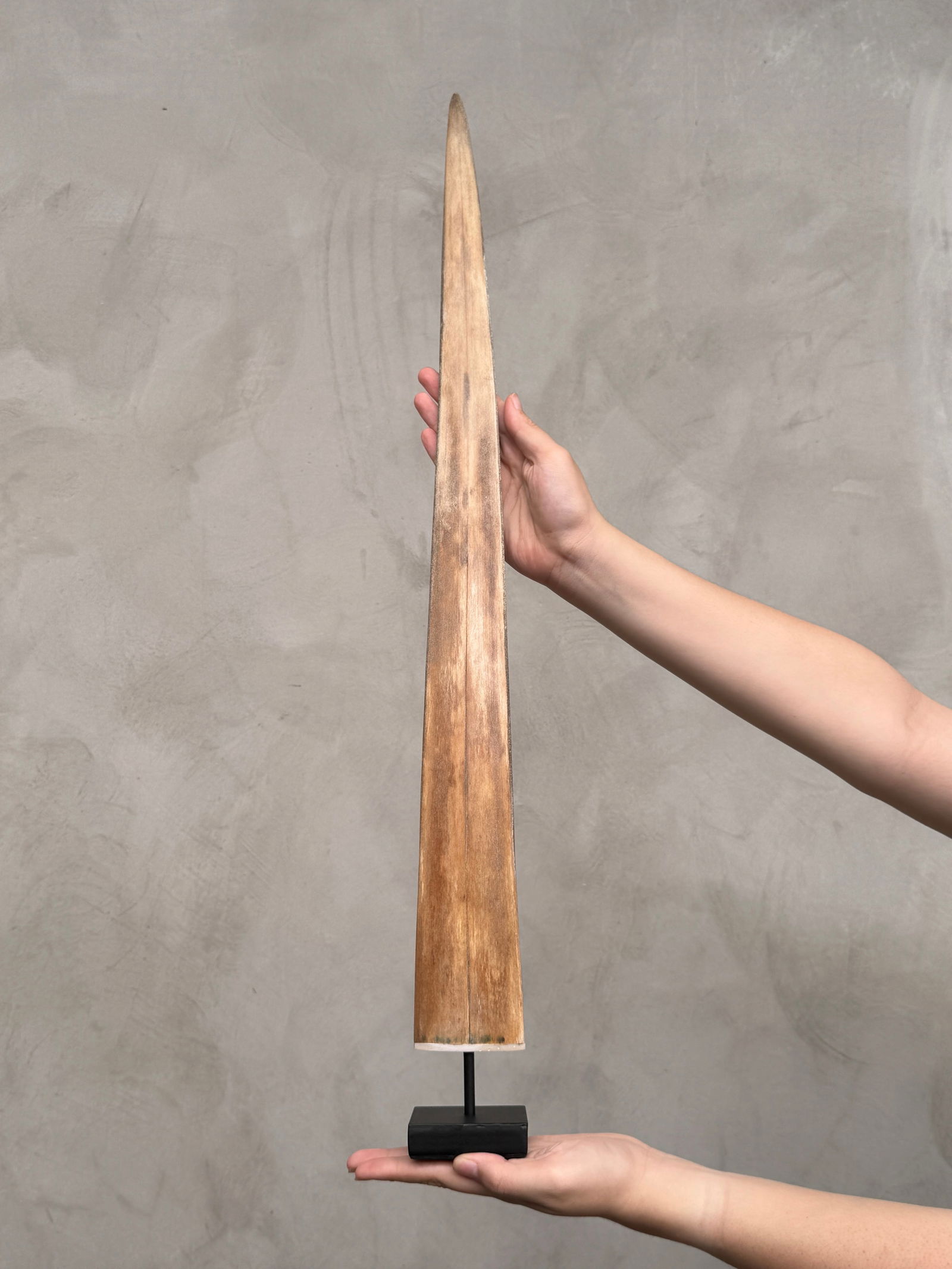 Swordfish tusk with stand: Title: Swordfish tusk with standMaker:UnknownOrigin: IndonesiaDate/Period:2025Materials:Xiphius Gladius, Bone, SteelDimensions:Height including stand: 72 cm / 28.3 inchesDescription:This striking