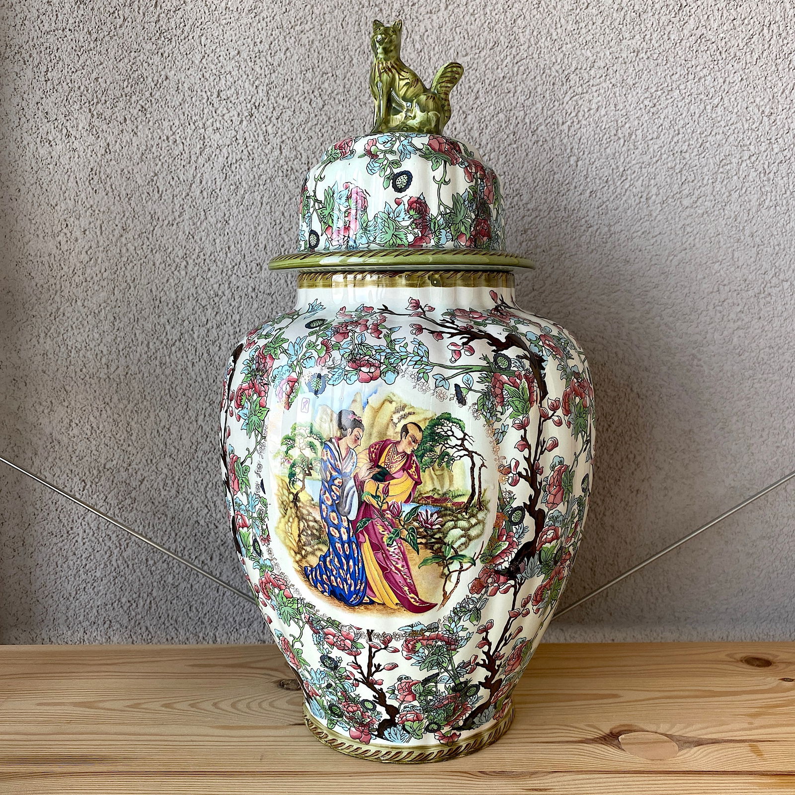 Chinese porcelain vase: Title: Chinese porcelain vase Maker:Unknown Origin: Unknown Date/Period:Unknown Materials:Porcelain Size:Size: 49 x 27 x 27 cm Description:Size: 49 x 27 x 27 cm Reserve: $1,200.00 Shipping: Domest