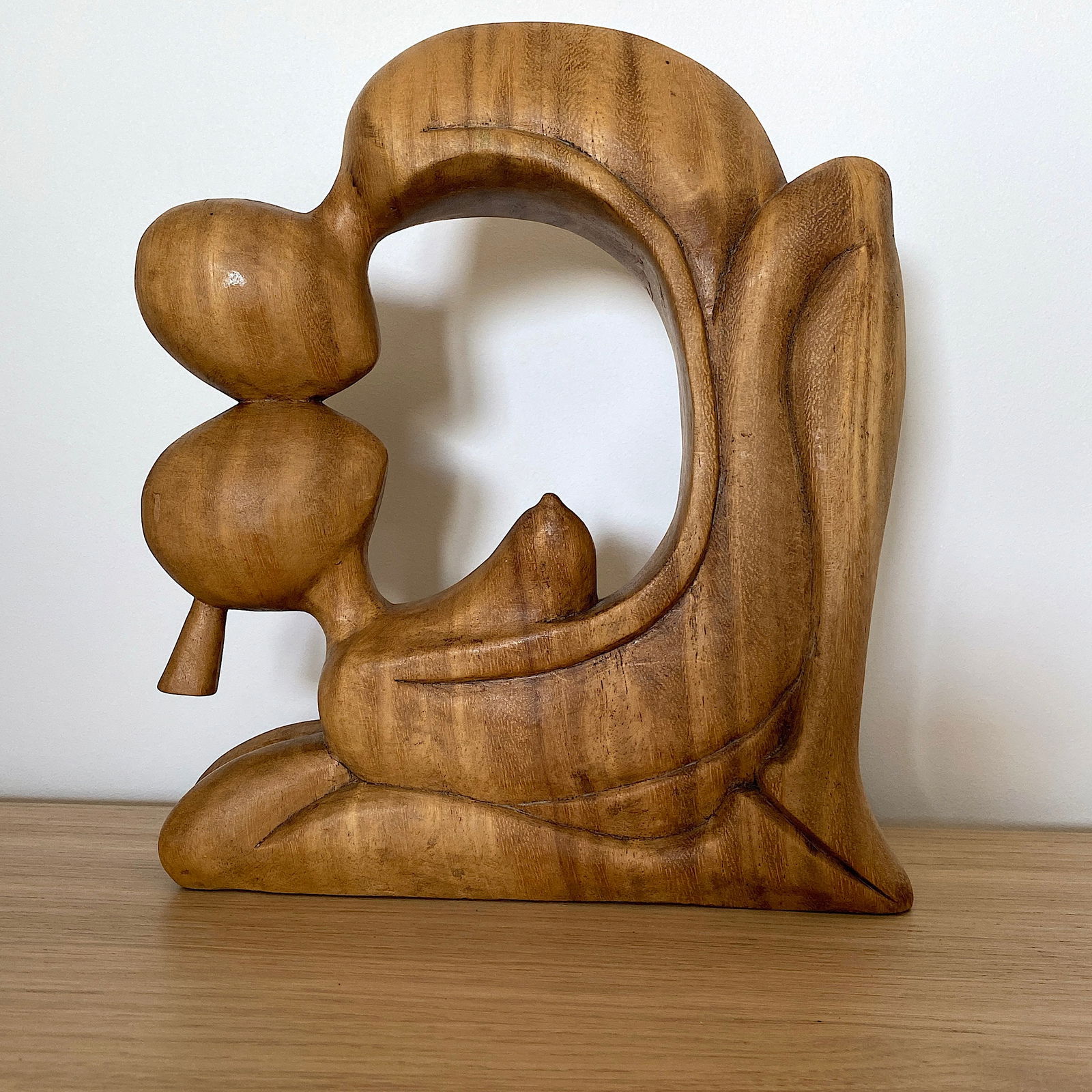 Hand carved wood sculpture of lovers: Title: Hand carved wood sculpture of loversMaker:UnknownOrigin: UnknownDate/Period:UnknownMaterials:WoodSize:Size: 26 x 21 x 6 cmDescription:Size: 26 x 21 x 6 cm Reserve: $300.00 Shipping:Domestic: