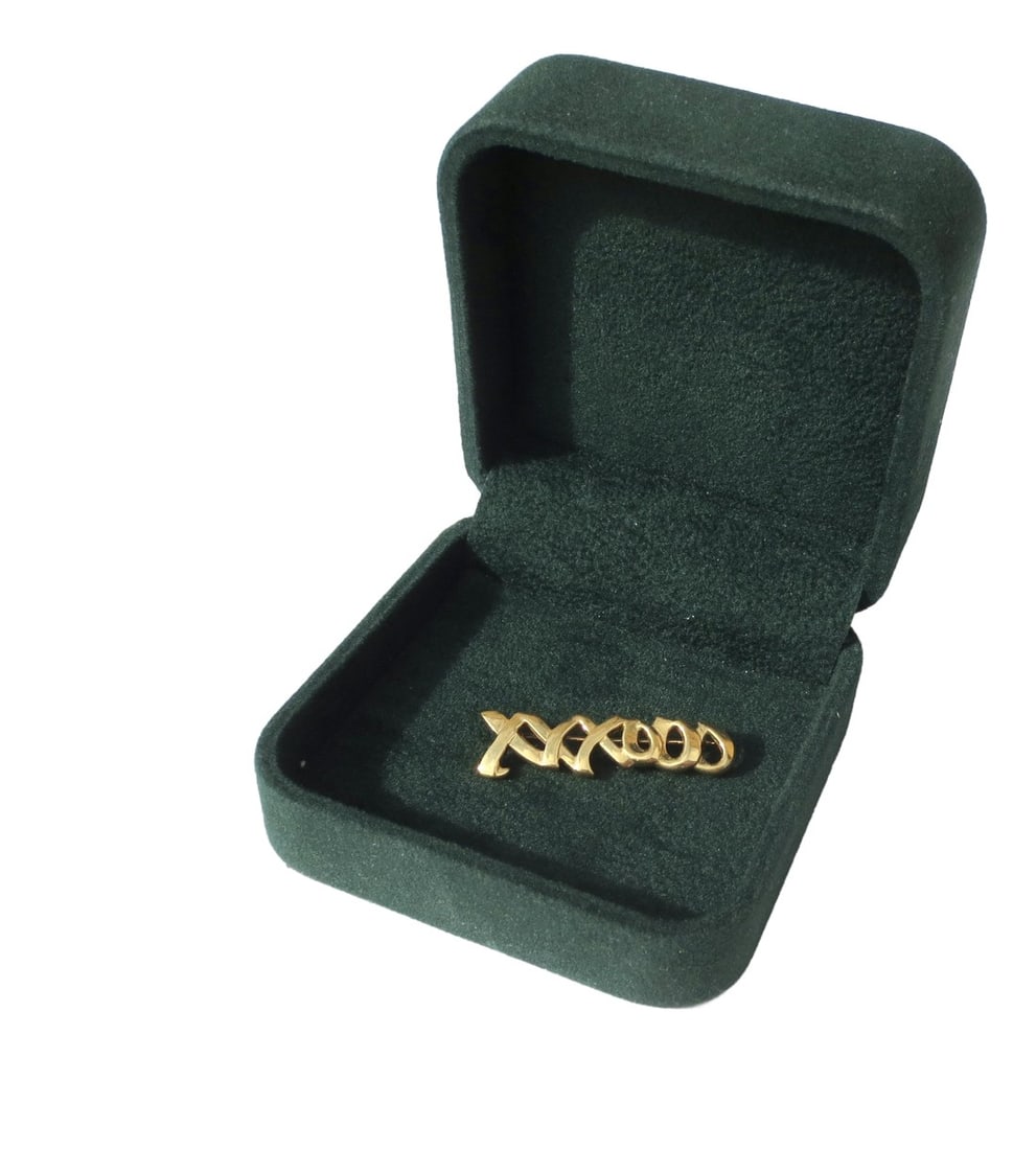 18 Kt. Gold Paloma Picasso Xxxooo Pin. 1983 Tiffany: Paloma Picasso 1983 XXXOOO Pin. Created in 18 kt yellow gold. Hallmarked to the back of the pin The Tiffany & Co and Paloma Picasso 1983. Fully hallmarked. The size is 1.5" by .25" and the weight