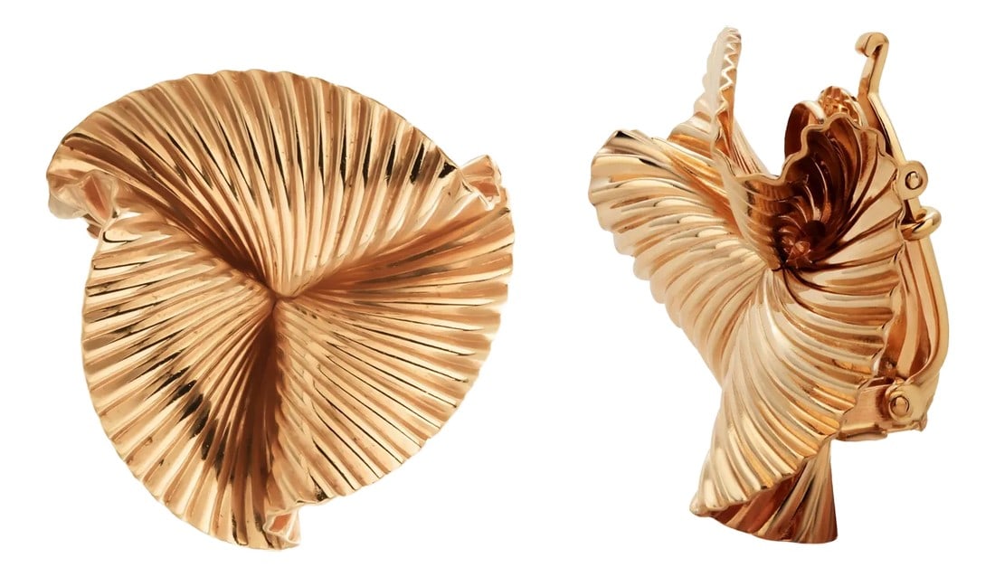 Vintage Tiffany and Co 14k Yellow Gold Ribbon Clip-on Earrings 1 Inch- Set of 2: A Bold Yet Timeless Statement of Iconic Brand Heritage Step into a world of enduring glamour with these Vintage Tiffany & Co. Ribbon Earrings, meticulously fashioned in 14K yellow gold. Showcasing a