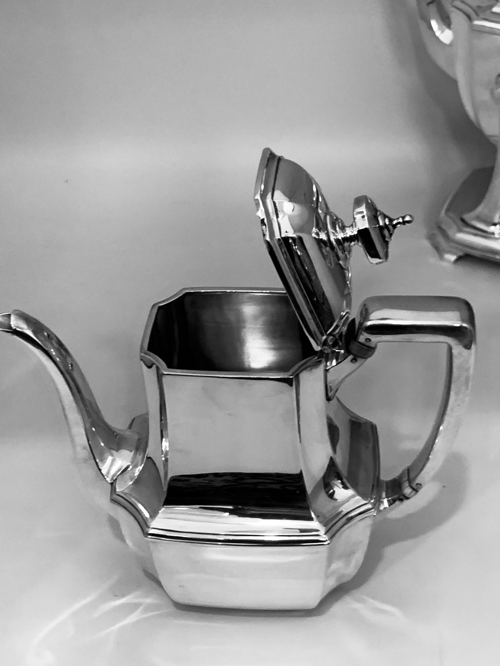 Mid 20th Century Six-Piece Tiffany & Co. Sterling Silver Kettle on Cradle W Serving Tray 7.3 Kg - 9