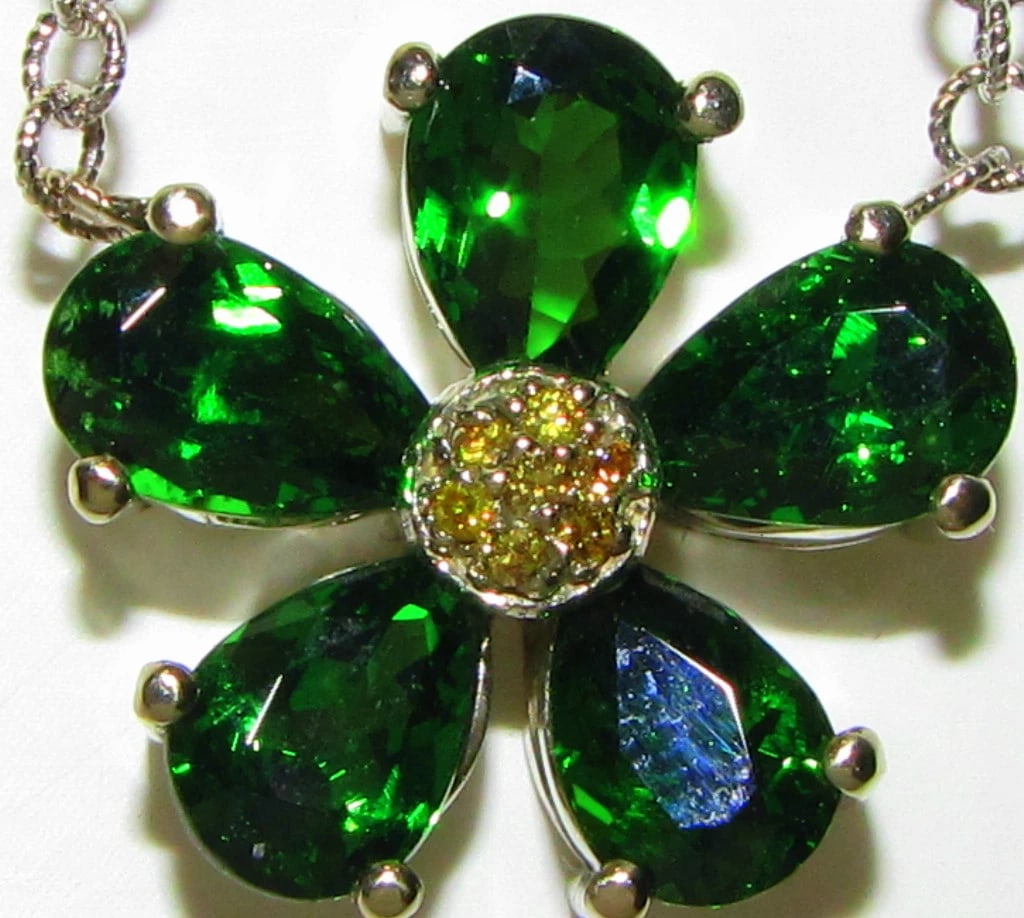 4.60CT NATURAL TSAVORITE YELLOW DIAMOND PENDANT **: Title: 4.60CT NATURAL TSAVORITE YELLOW DIAMOND PENDANT ** Description: ONLY MAGNIFICENT JEWELS 4.40ct. Natural tsavorites Excellent cuts, clean clarity. Vivid green & .20ct. natural yellow diamonds