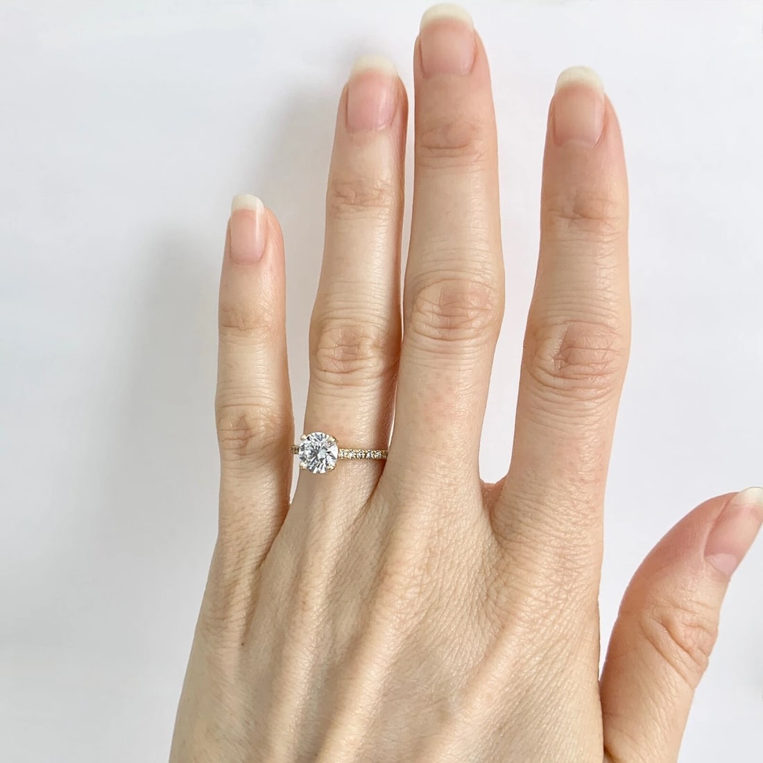 Anillo de compromiso solitario de diamantes redondo creado en laboratorio de oro amarillo de 14 - 2