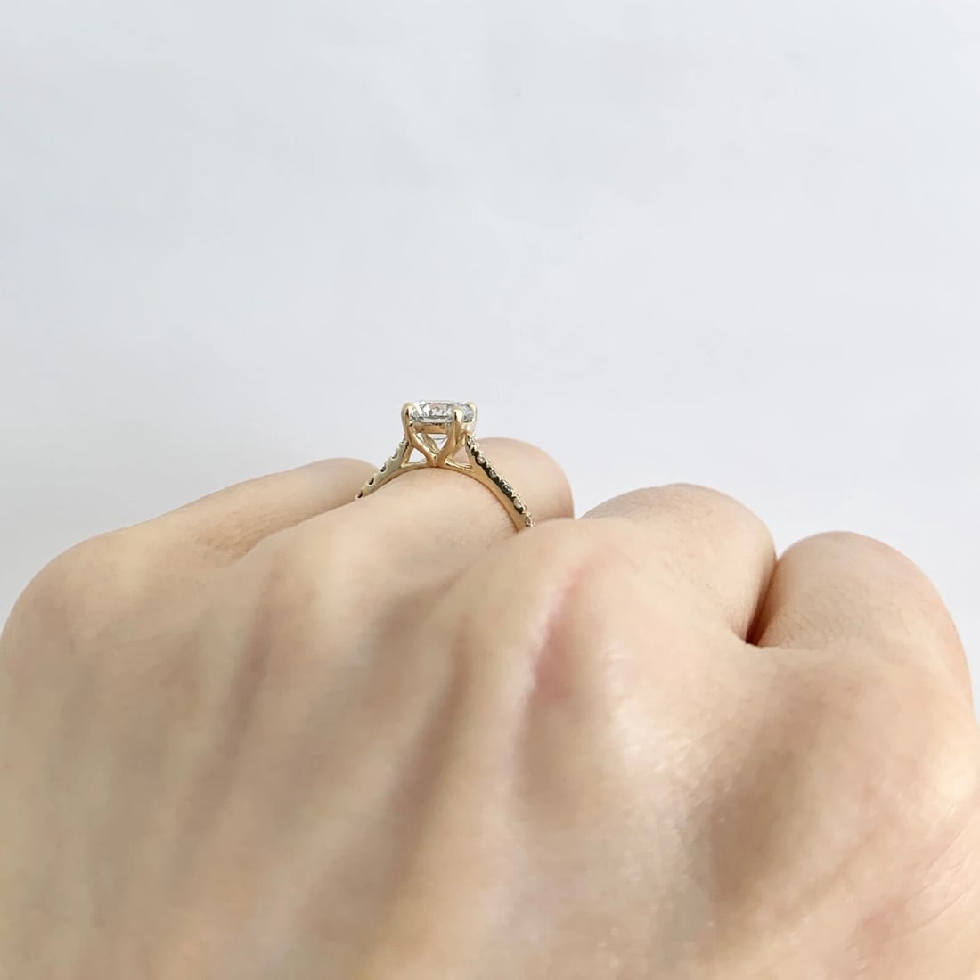 Anillo de compromiso solitario de diamantes redondo creado en laboratorio de oro amarillo de 14 - 9