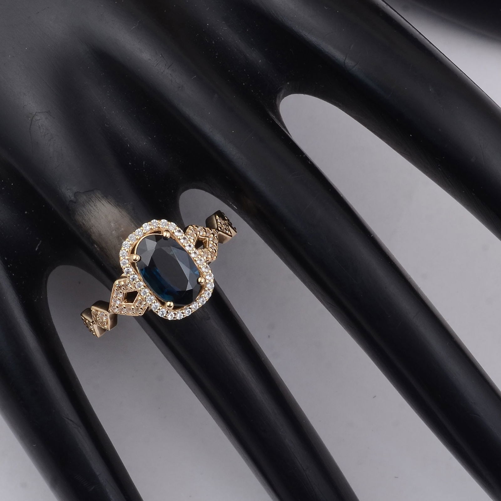 1.84 Ct Oval Sapphire 9K Gold Ring - 2