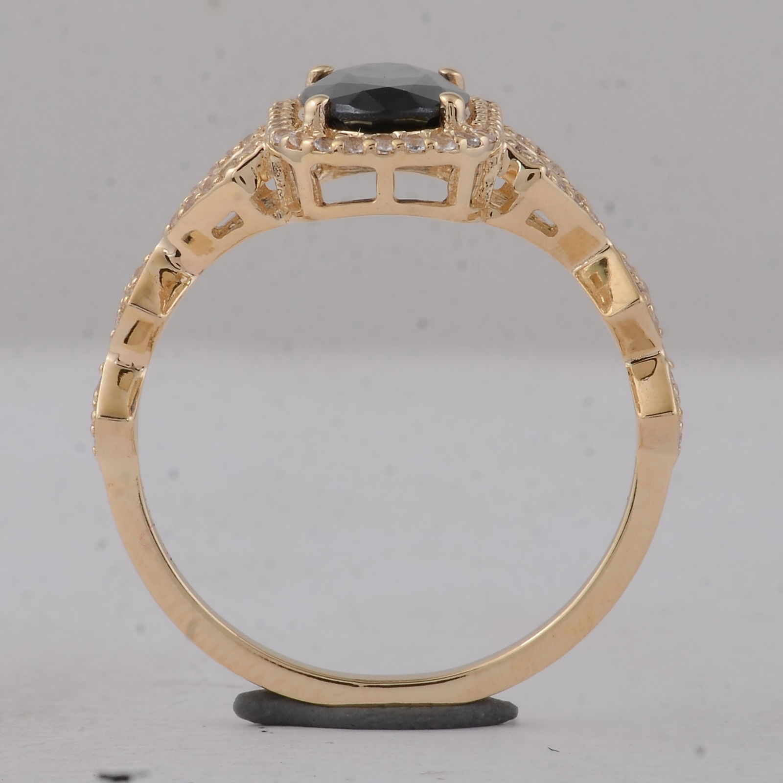 1.84 Ct Oval Sapphire 9K Gold Ring - 4