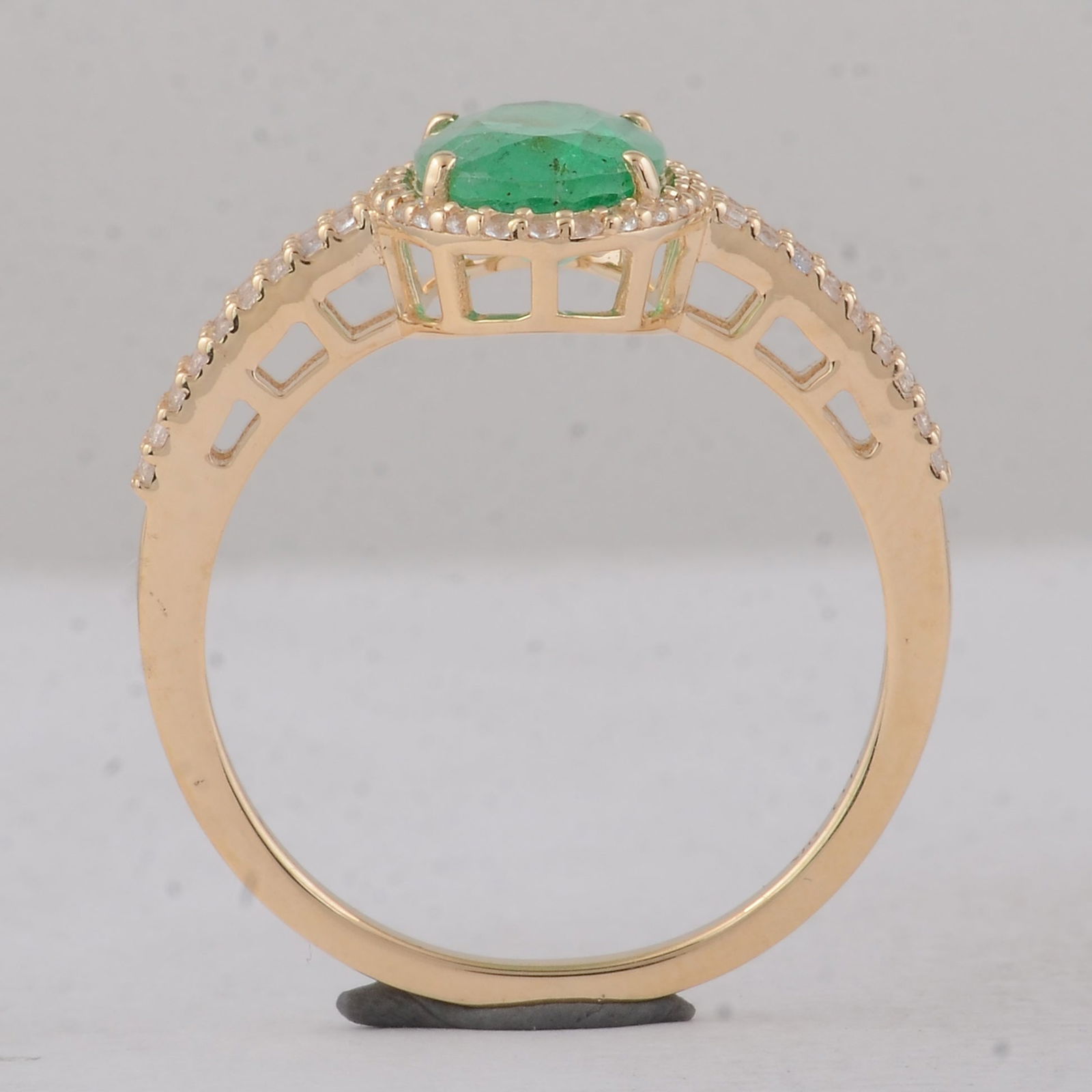 1.54 Ct Oval Emerald 9K Gold Ring - 4