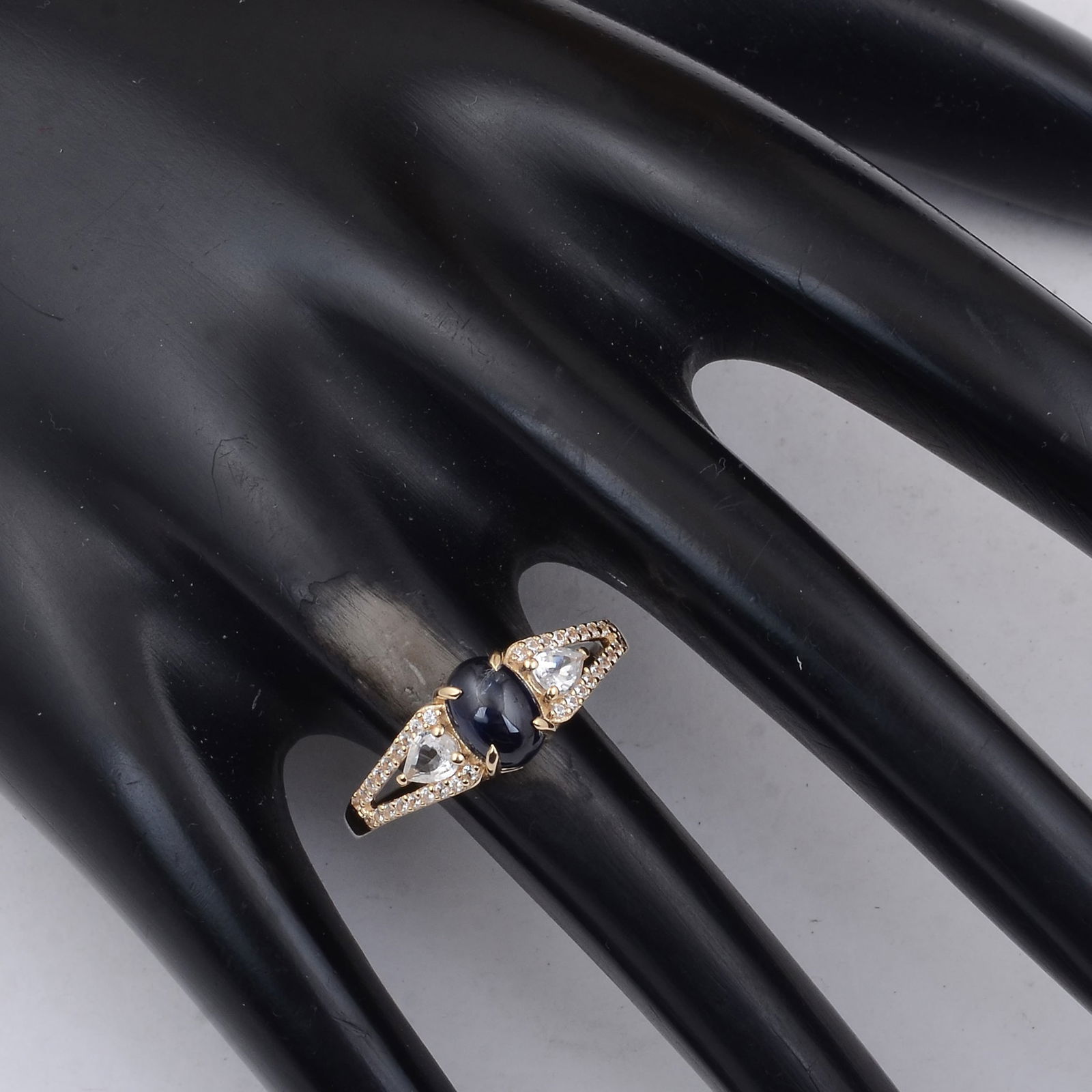 1.75 Ct Oval Sapphire 9K Gold Ring - 2