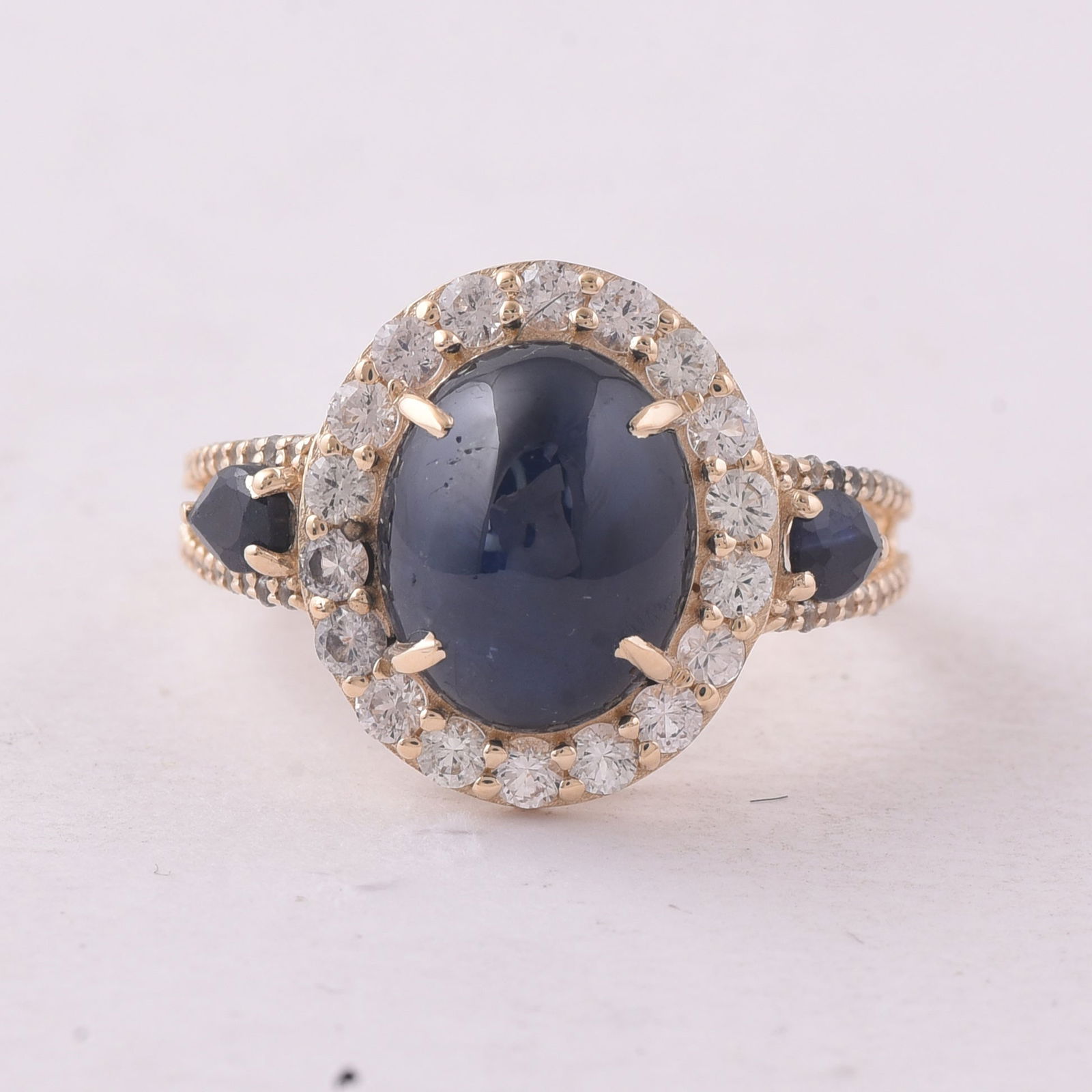 6.30 Ct Oval Sapphire 9K Gold Ring (1 of 5)