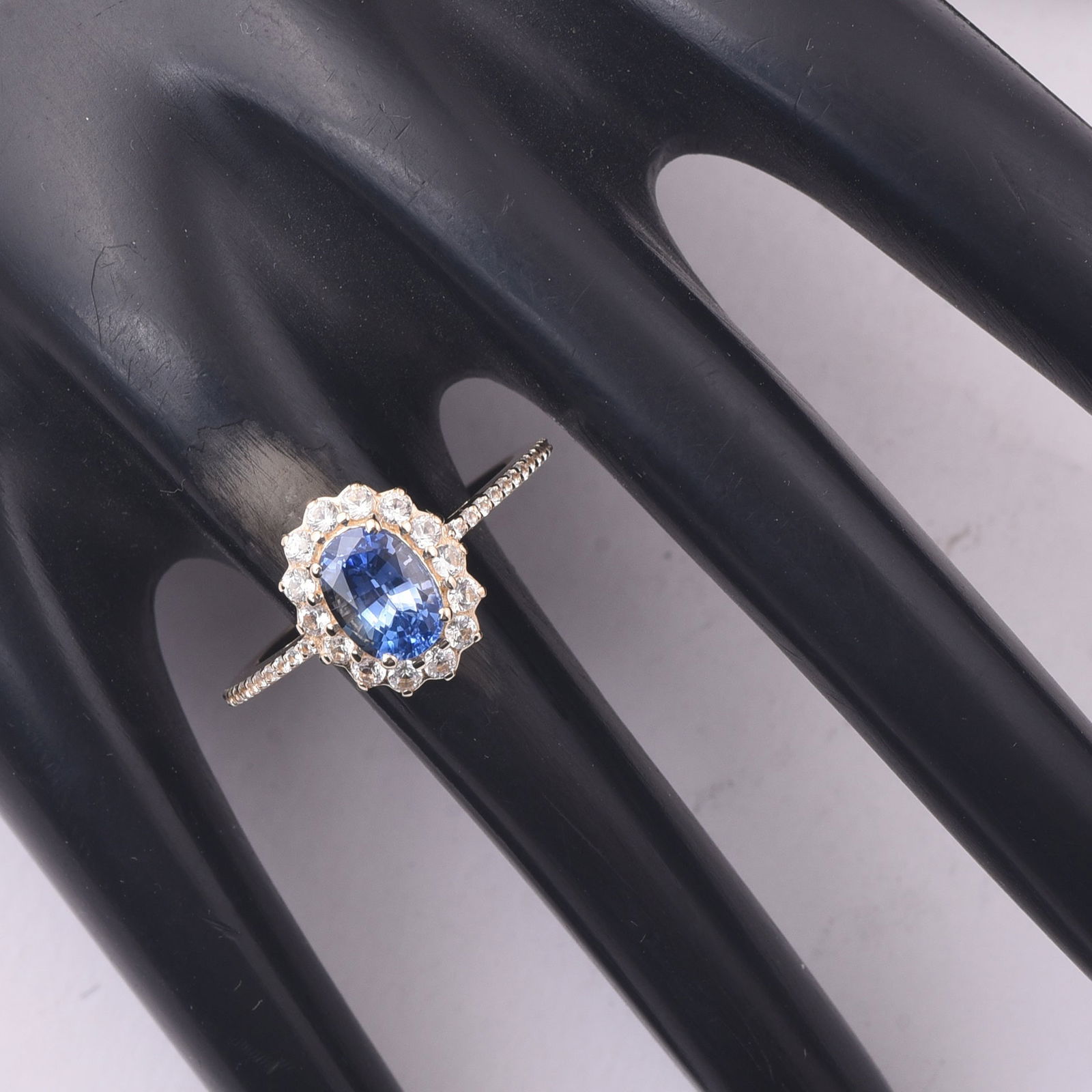 1.80 Ct Oval Sapphire 9K Gold Ring - 2