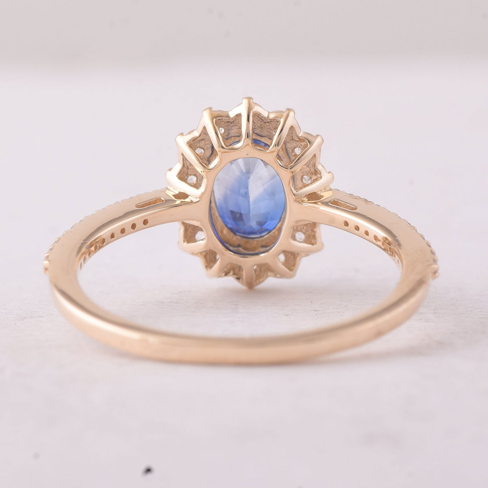 1.80 Ct Oval Sapphire 9K Gold Ring - 4