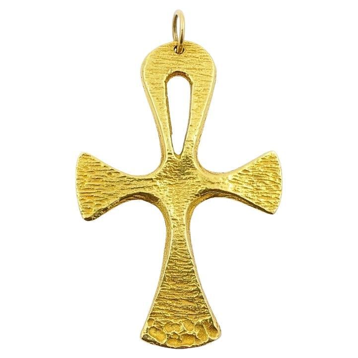 Pomellato 18k Yellow Gold Ankh Cross Pendant: About the Item This Pomellato pendant is crafted in solid 18k yellow gold and showcases a striking ankh cross design. The ankh, also known as the key of life, is an enduring Egyptian symbol