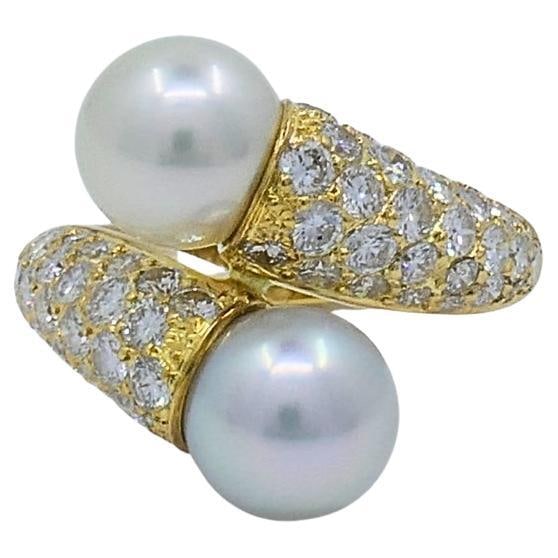 Van Cleef & Arpels Toi Et Moi 18k Gold Pearl Diamond Ring: About the Item The Van Cleef & Arpels Toi Et Moi ring is a striking piece crafted in 18k yellow gold, featuring two luminous pearls arranged with one slightly above the other for a distinctive and