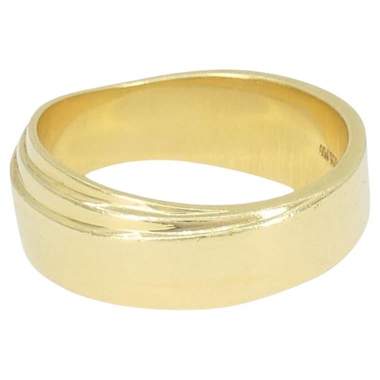 Vintage Tiffany & Co. 18k Gold Band Ring sz 9.75: About the Item This vintage Tiffany & Co. ring from the 1980s is crafted in solid 18k yellow gold and designed to give the illusion of multiple layered bands. The smooth, sculptural form creates a