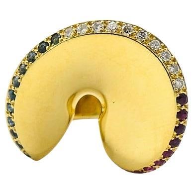 Vintage 18k Gold Gemstone Cocktail Ring French: About the Item An impressive vintage 18k gold cocktail ring featuring gemstones. The ring’s shape is reminiscent of a fortune cookie, with its top edge adorned in an array of sapphires,