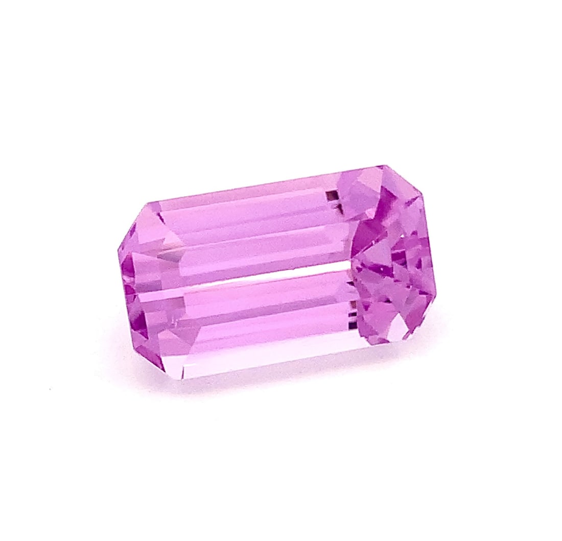 26.850 Carat Top Pink Kunzite Emerald Cut Loose Gemstone For Necklace: Details SKU V ( G ) Dimensions (mm) 22 x 13 x 13 mm Weight (cts) 26.85 Treatment Heat Treatment Shape Emerald Type Faceted Clarity VVS Colours Description Gemology: Weight : 26.850