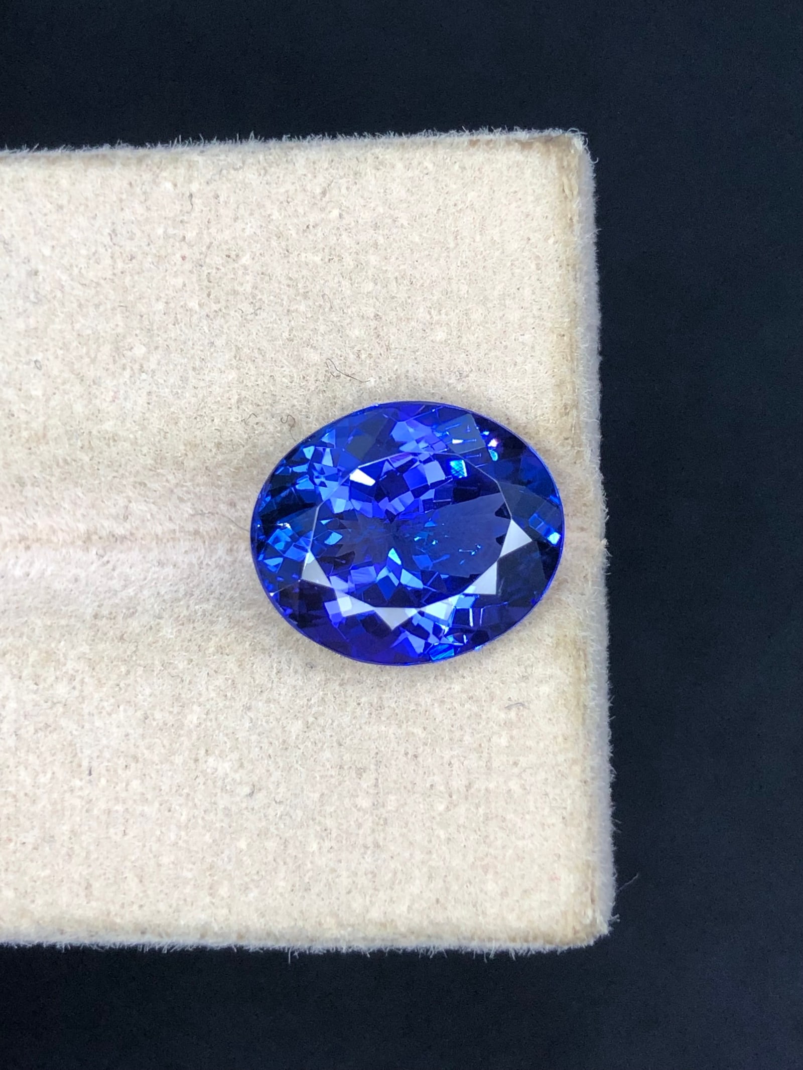 4.90 Carats Oval Cut Tanzanite Gemstone (1 of 6)