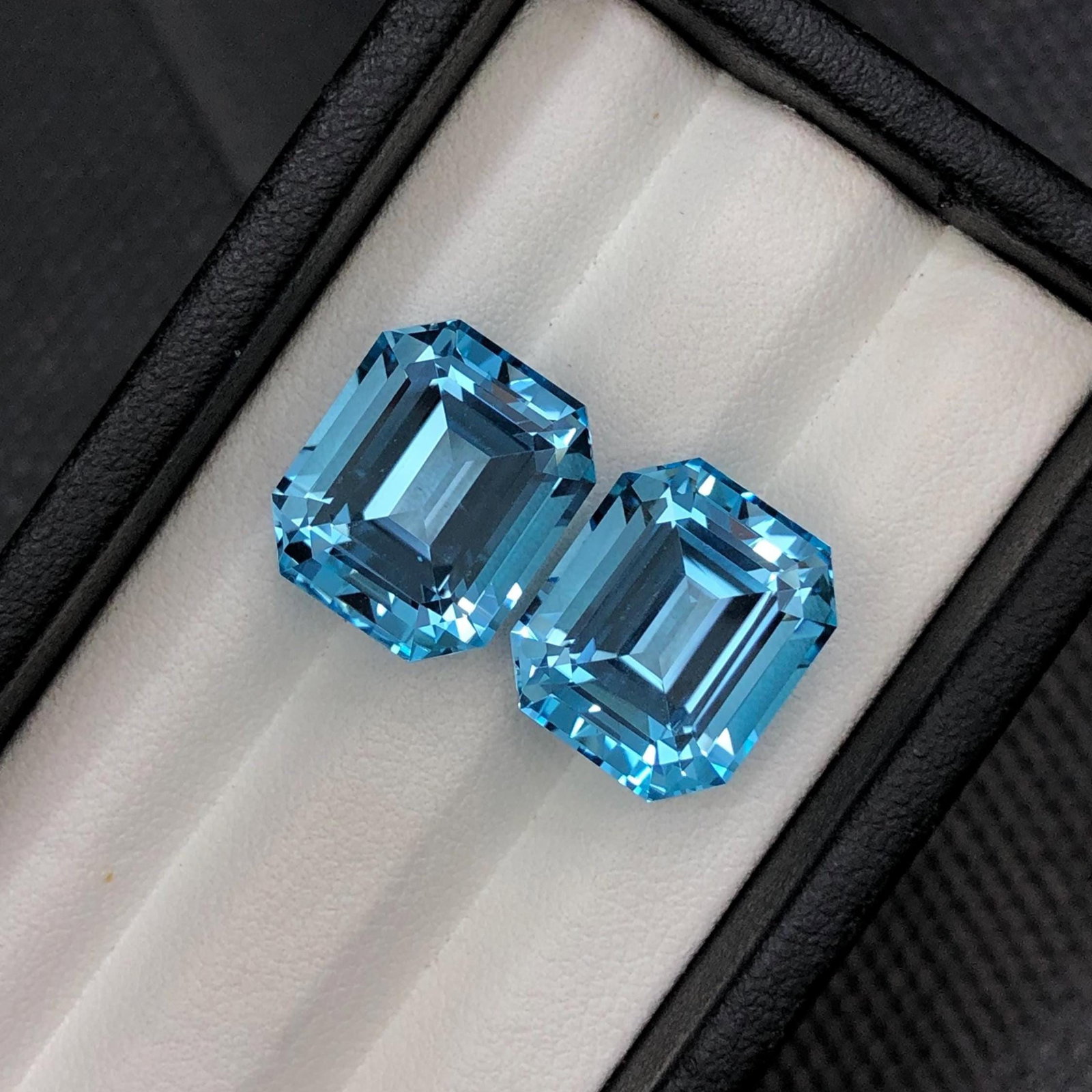 Emerald Cut Swiss Blue Topaz Loose Gemstone Pair, 27.275 Carat: Title:Emerald Cut Swiss Blue Topaz Loose Gemstone Pair, 27.275 CaratDescription:Materials: Gemstone: Topaz Carat weight: 27.275 Gemology: • Weight : 27.275 carat • Dimension :