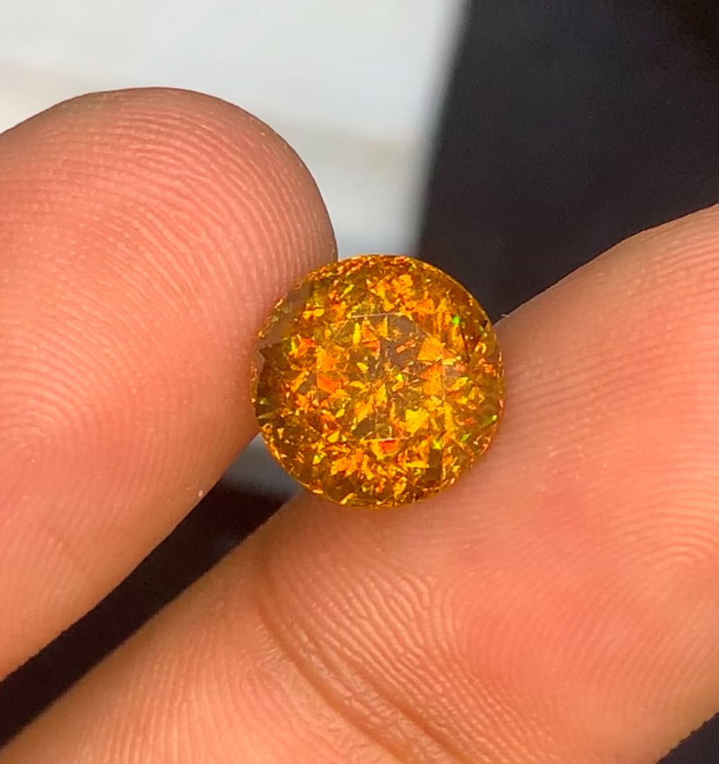 4.35 CT Brilliant Fiery Orange Exceptional Sparkle Natural Sphene Gemstone: Details SKU Uz Dimensions (mm) 9.1 x 9.1 x 7.45 mm Weight (cts) 4.35 Treatment No Treatment Shape Round Type Faceted Clarity VVS Colours D