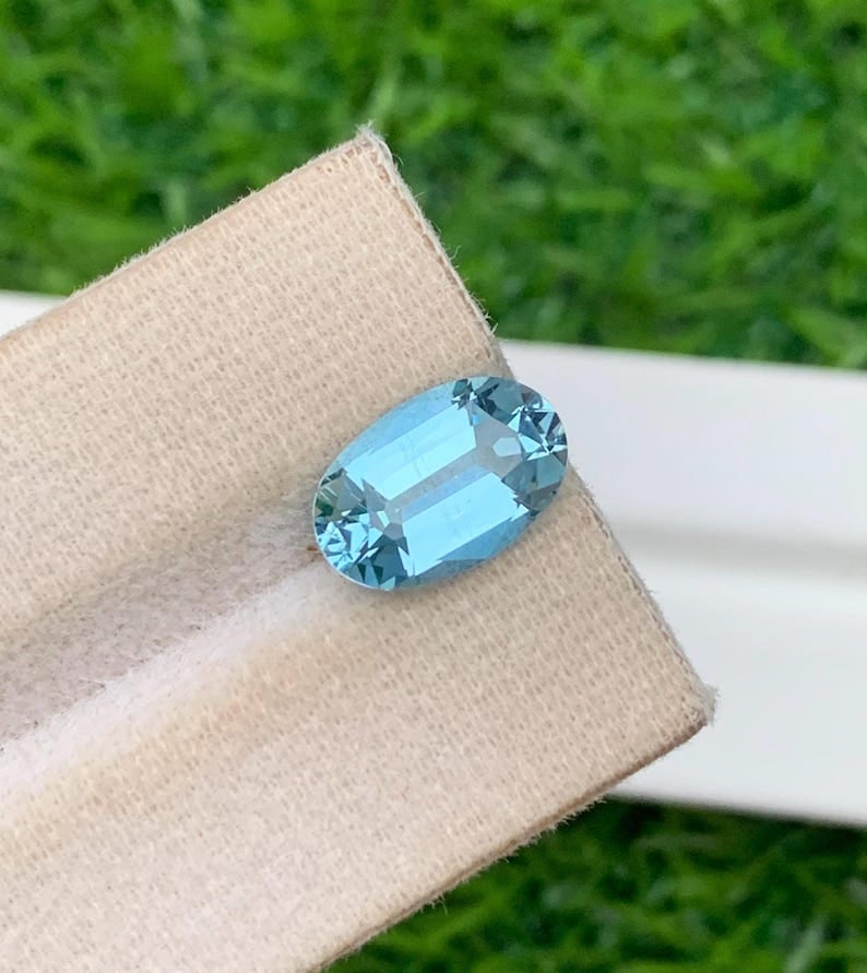 2.30 Carat IGS Certified Sky Color Natural Aquamarine Stone From Madagascar: Details SKU V Dimensions (mm) 11.14 x 7.04 x 4.73 mm Weight (cts) 2.3 Treatment No Treatment Shape Oval Type Faceted Clarity VVS Colours Description Aquamarine Details: •
