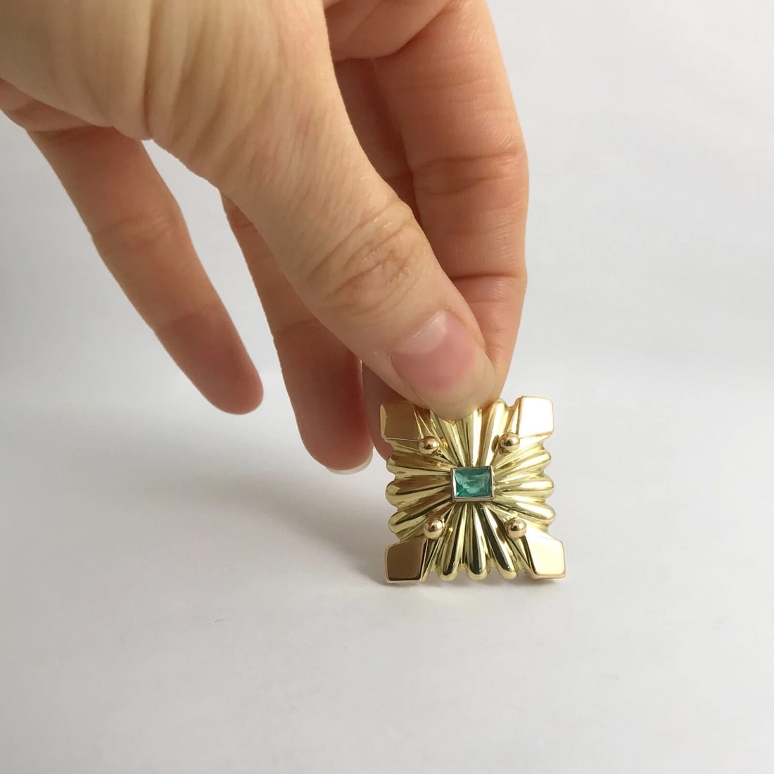 Antique Art Deco Green Emerald Brooch Pin in 18K Yellow Gold, .52 CT, 13.8 Grams - 4