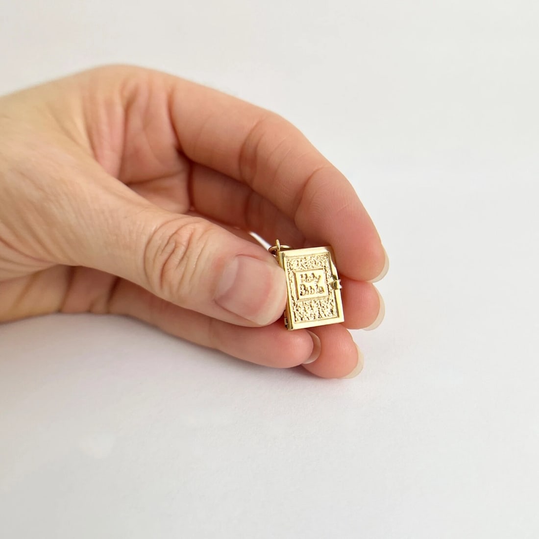 Vintage 1950's Holy Bible Movable Charm 12K Yellow Gold, 5.65 Grams - 8