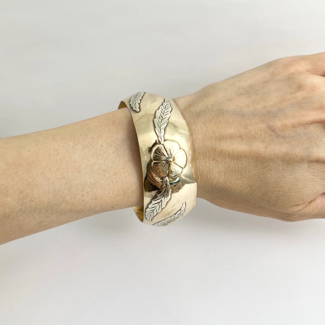 Vintage 1950's Handmade Flower Cuff Bangle Bracelet 10K Yellow Gold, 28.60 Grams - 4