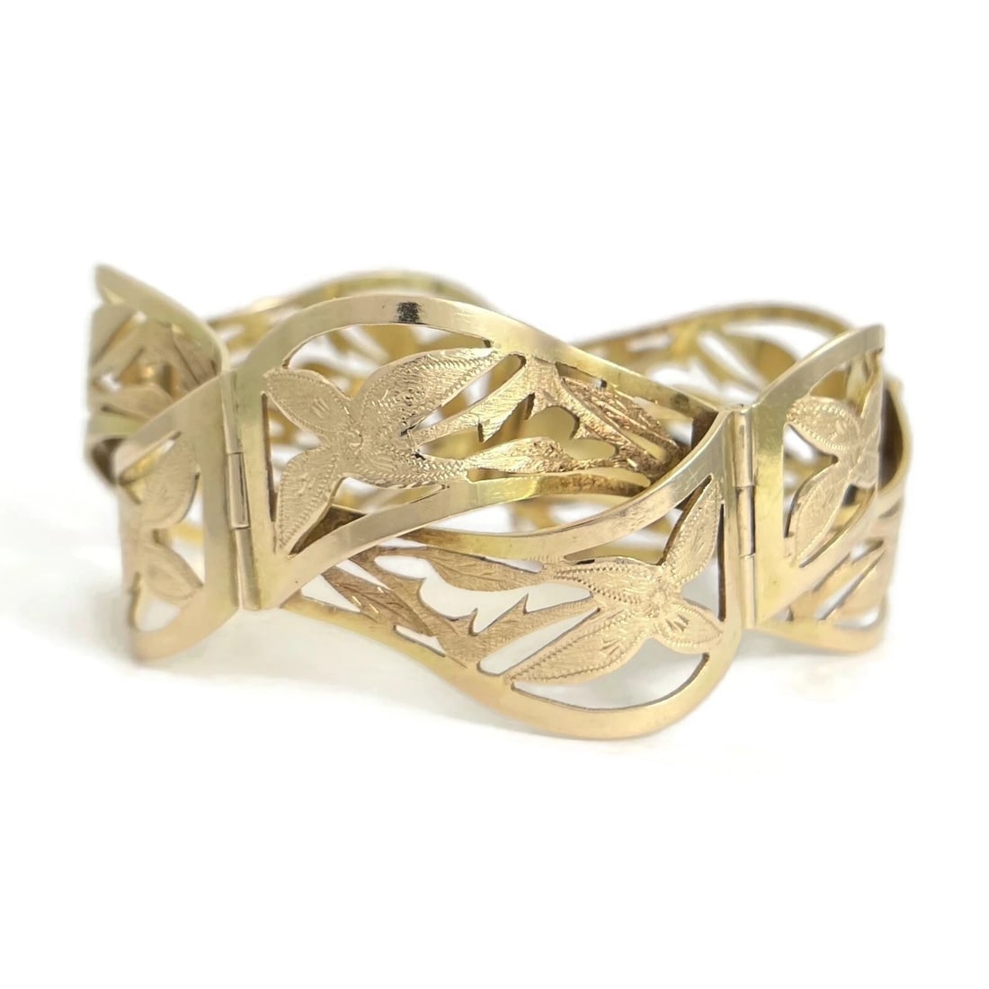 Vintage 1950's Wide Flower Curved Link Bracelet 14K Yellow Gold, 54.55 Grams: Vintage 1950's Wide Flower Curved Link Bracelet 14K Yellow Gold, 54.55 Grams This is such a unique bracelet that makes a statement! Please let us know if you have any questions. Circa: 1950's Metal: