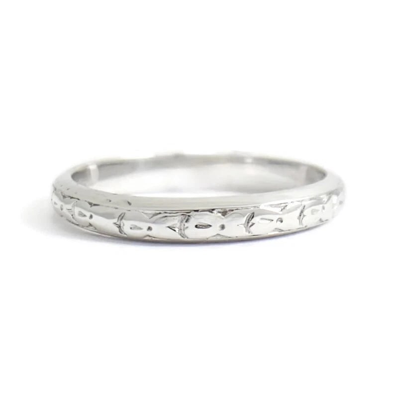 Antique 1920's Etched Wedding Band Ring 18K White Gold, Size 5.75, 2.33 Grams: Antique 1920's Etched Wedding Band Ring 18K White Gold, Size 5.75, 2.33 Grams This is a timeless wedding band from the 1920's that has been polished and rhodiumed. This ring was previously engraved