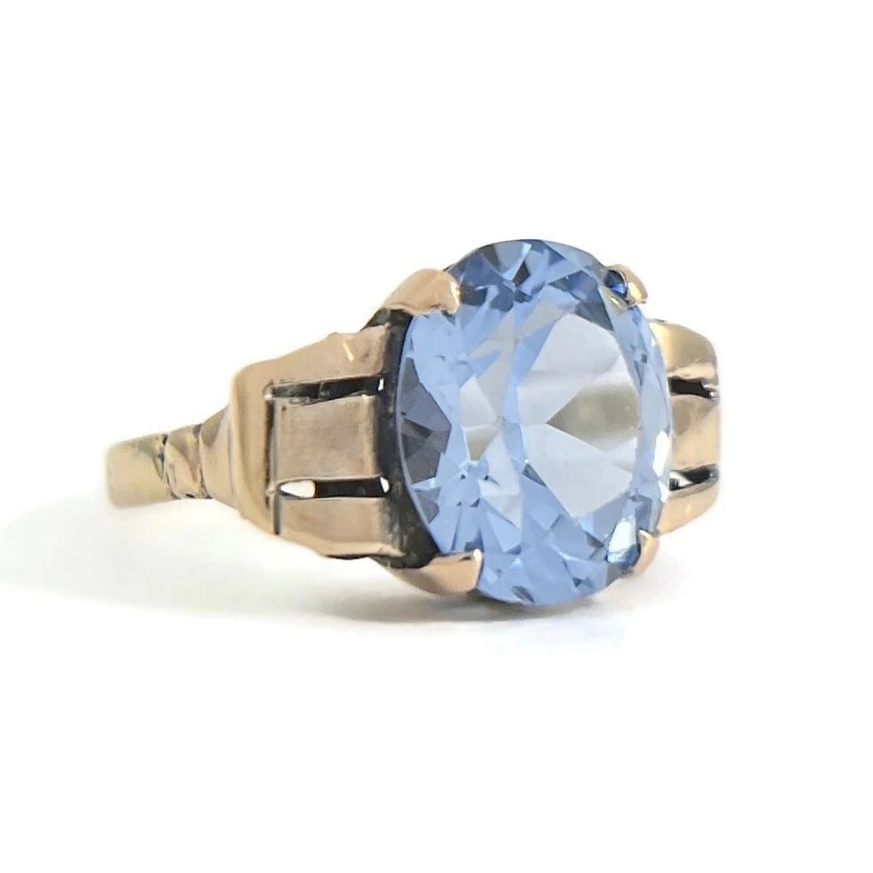 Vintage 1940's Oval Blue Spinel Gemstone Cocktail Ring 10K Yellow Gold, 3.61 Gr: Vintage 1940's Oval Blue Spinel Gemstone Cocktail Ring 10K Yellow Gold, 3.61 Grams This is such a lovely and unique ring! Please let us know if you have any questions. Circa: 1940's Gemstones: one ova