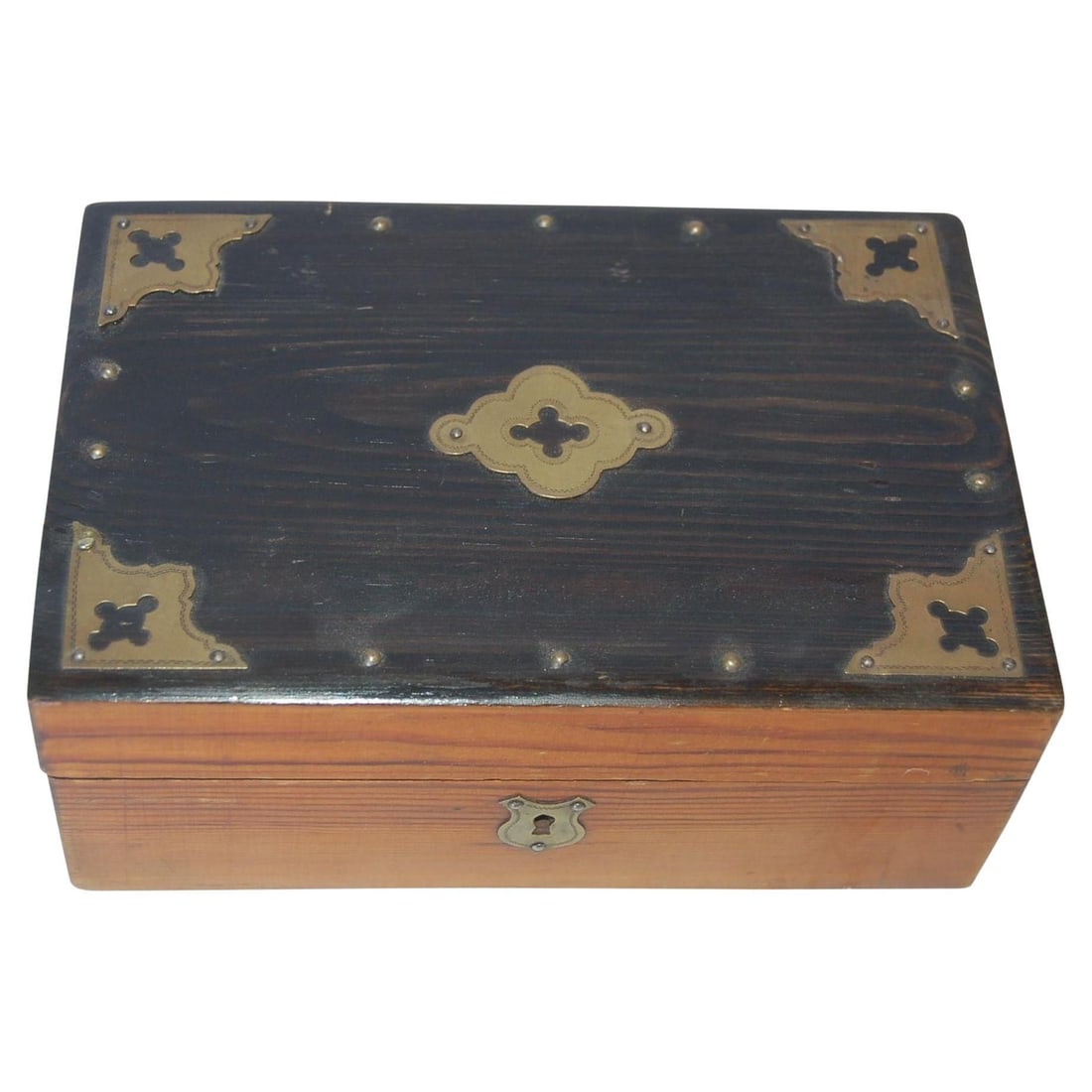 Edwardian Keepsake Box With Brass Corner Cut Outs Detail Trim Accents: Title: Edwardian Keepsake Box With Brass Corner Cut Outs Detail Trim Accents Description: Edwardian wooden keepsake box stained top with brass corner cut out detail trim accents skeleton keyhole,