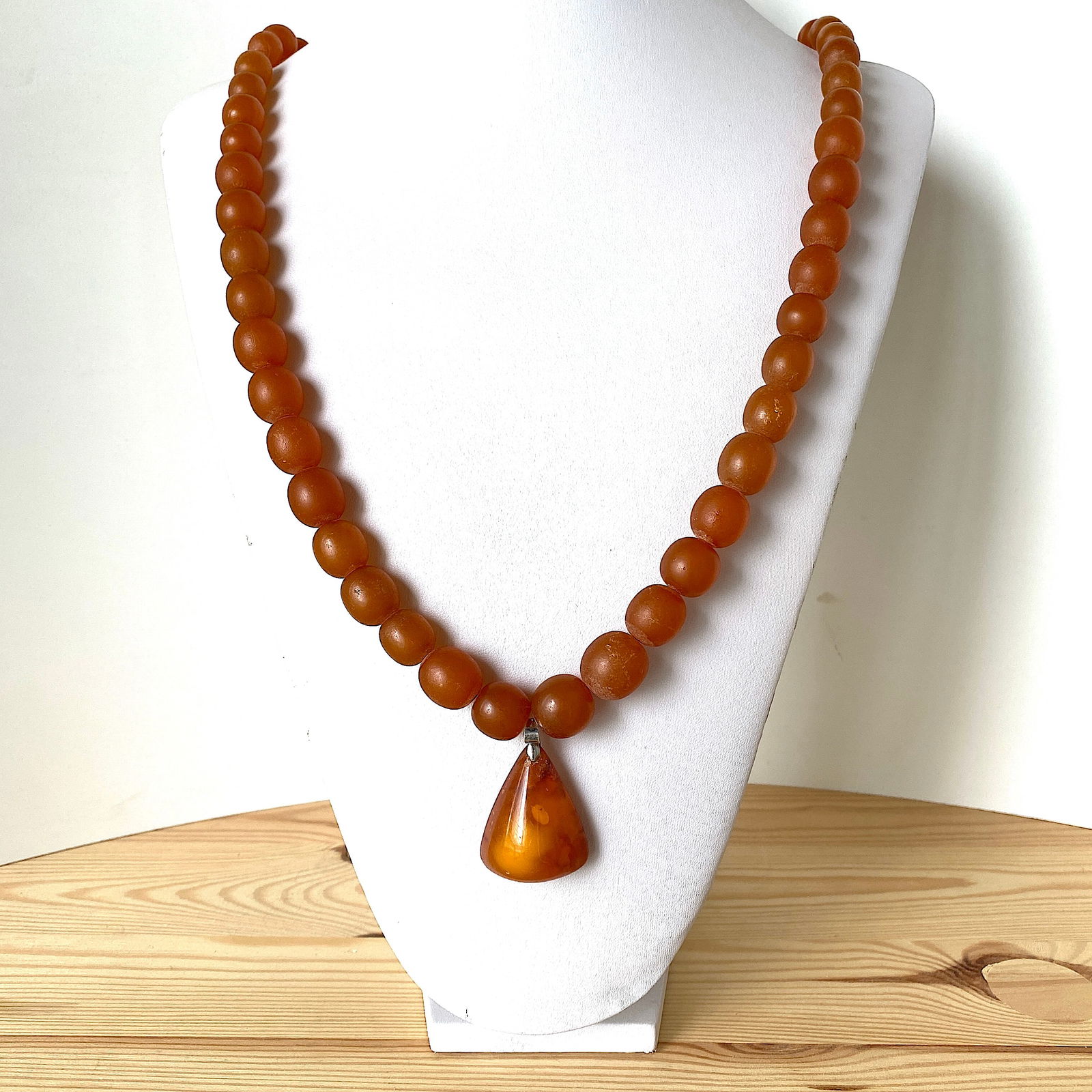 Marvellous Unique Vintage Amber Necklace made from Oval shaped Amber beads: Title:Marvellous Unique Vintage Amber Necklace made from Oval shaped Amber beadsMetal:NoneGemstone:AmberWeight:96.2 gSize:Bead size: From 8 to 17 mm Bead size: 0.315 to 0.669 inches Made
