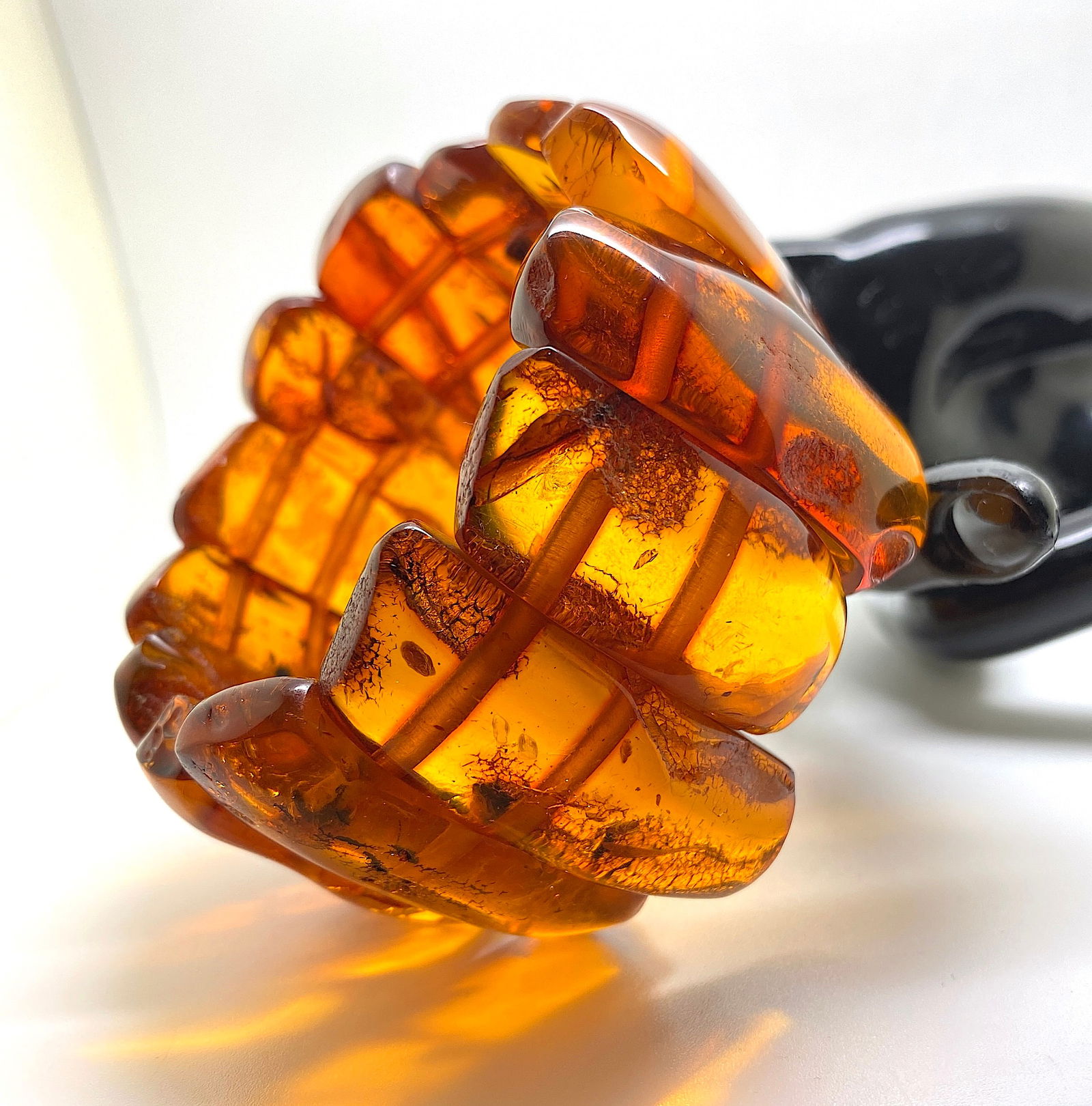 Extraordinary Vintage cut Amber bracalet: Title:Extraordinary Vintage cut Amber bracalet Metal:None Gemstone:Amber Weight:66.82 g Size:Inner diameter: 60.0 mm Size: 44.0 x 80.0 x 80.0 mm Size: 1.732 x 3.15 x 3.15 inches Inner diameter: 2.362