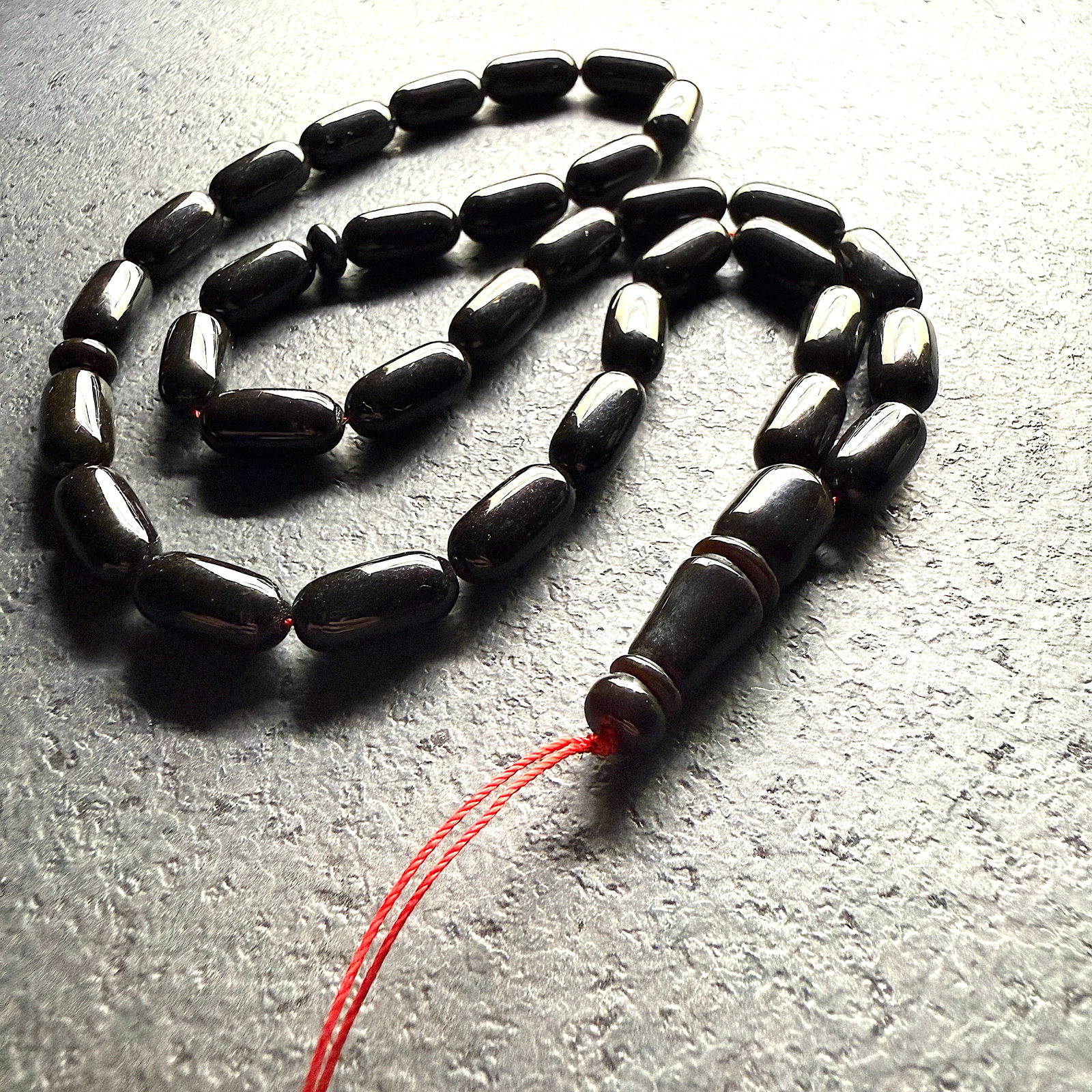 Alluring Vintage Amber Tesbih made from Capsule shaped Amber beads: Title:Alluring Vintage Amber Tesbih made from Capsule shaped Amber beads Metal:None Gemstone:Amber Weight:40.0 g Size:Bead size: 17.0 x 9.0 mm Bead size: 0.669 x 0.354 inches Made of:(Reconstituted Am