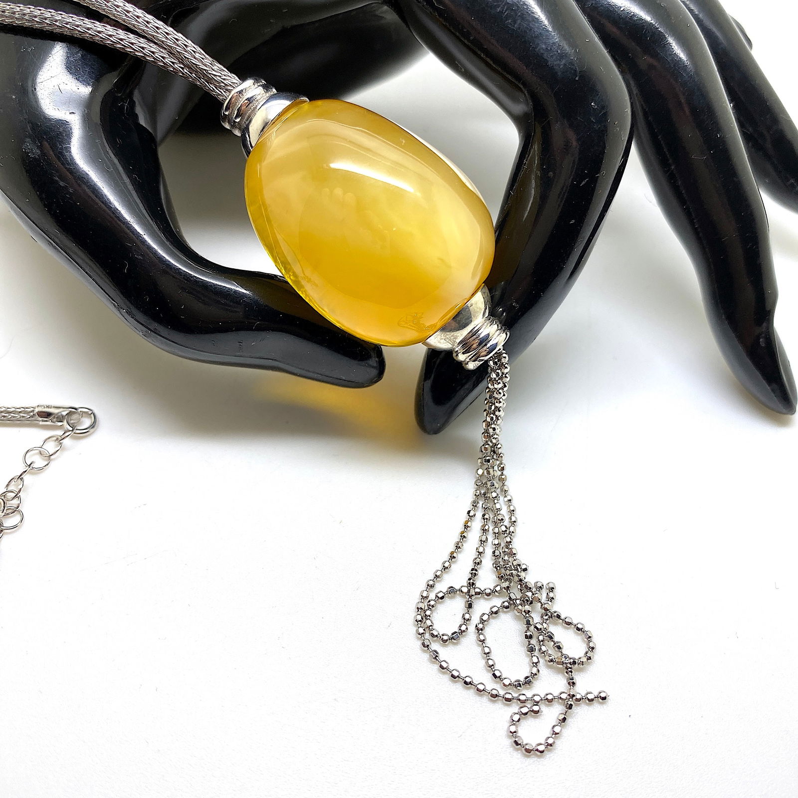 Astonishing Amber Pendant with chain, shaped like an Olive: Title:Astonishing Amber Pendant with chain, shaped like an Olive Metal:Sterling Silver Gemstone:Amber Weight:19.85 g Size:Size: 30.0 x 20.0 x 22.0 mm Size: 1.181 x 0.787 x 0.866 inches Made of:(Recons