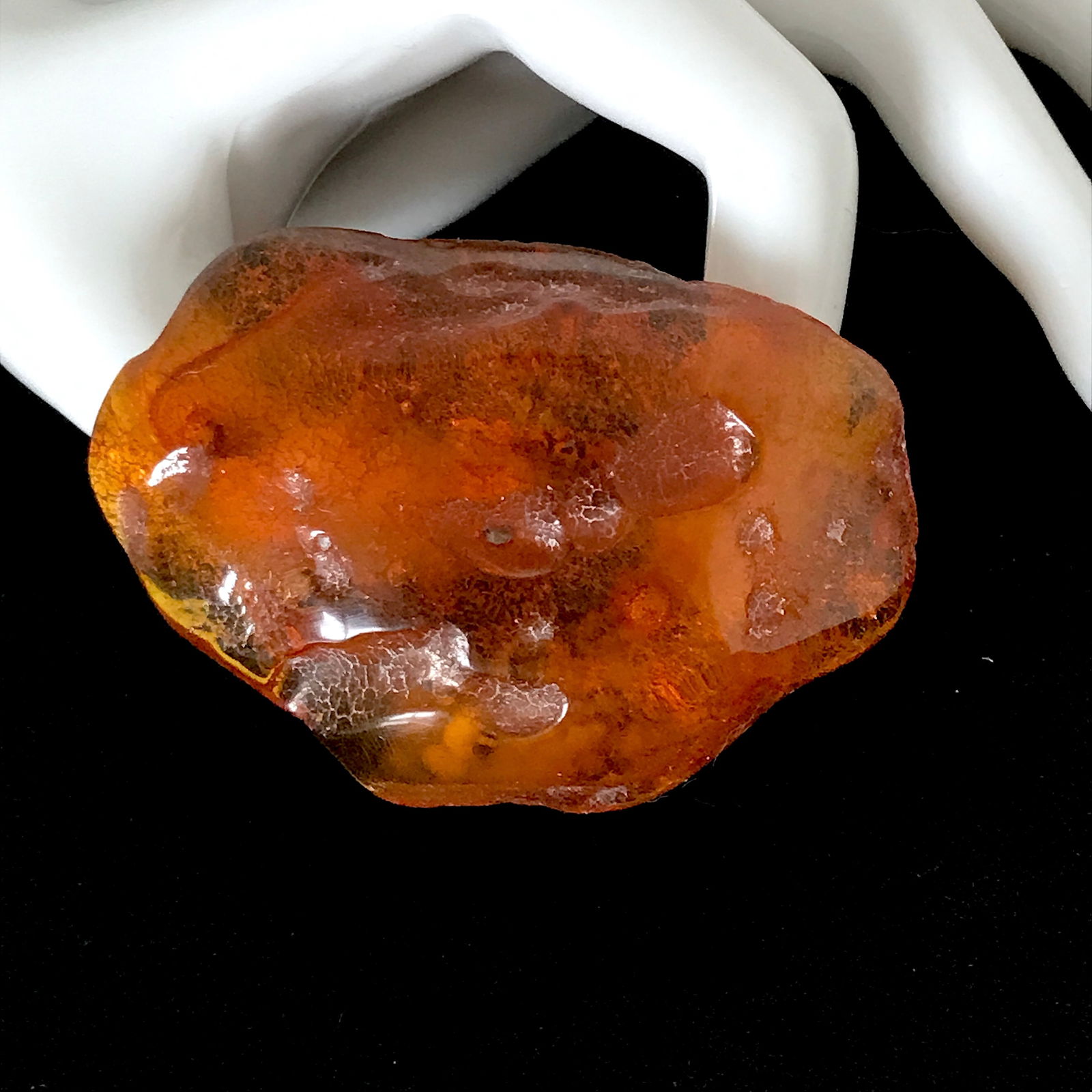 Phenomenal Vintage Amber Brooch: Title:Phenomenal Vintage Amber BroochMetal:BrassGemstone:AmberWeight:29.0 gSize:Size: 73.0 x 51.0 x 15.0 mm Size: 2.874 x 2.008 x 0.591 inches Made of:(Reconstituted Amber or Whole Stone):Whole