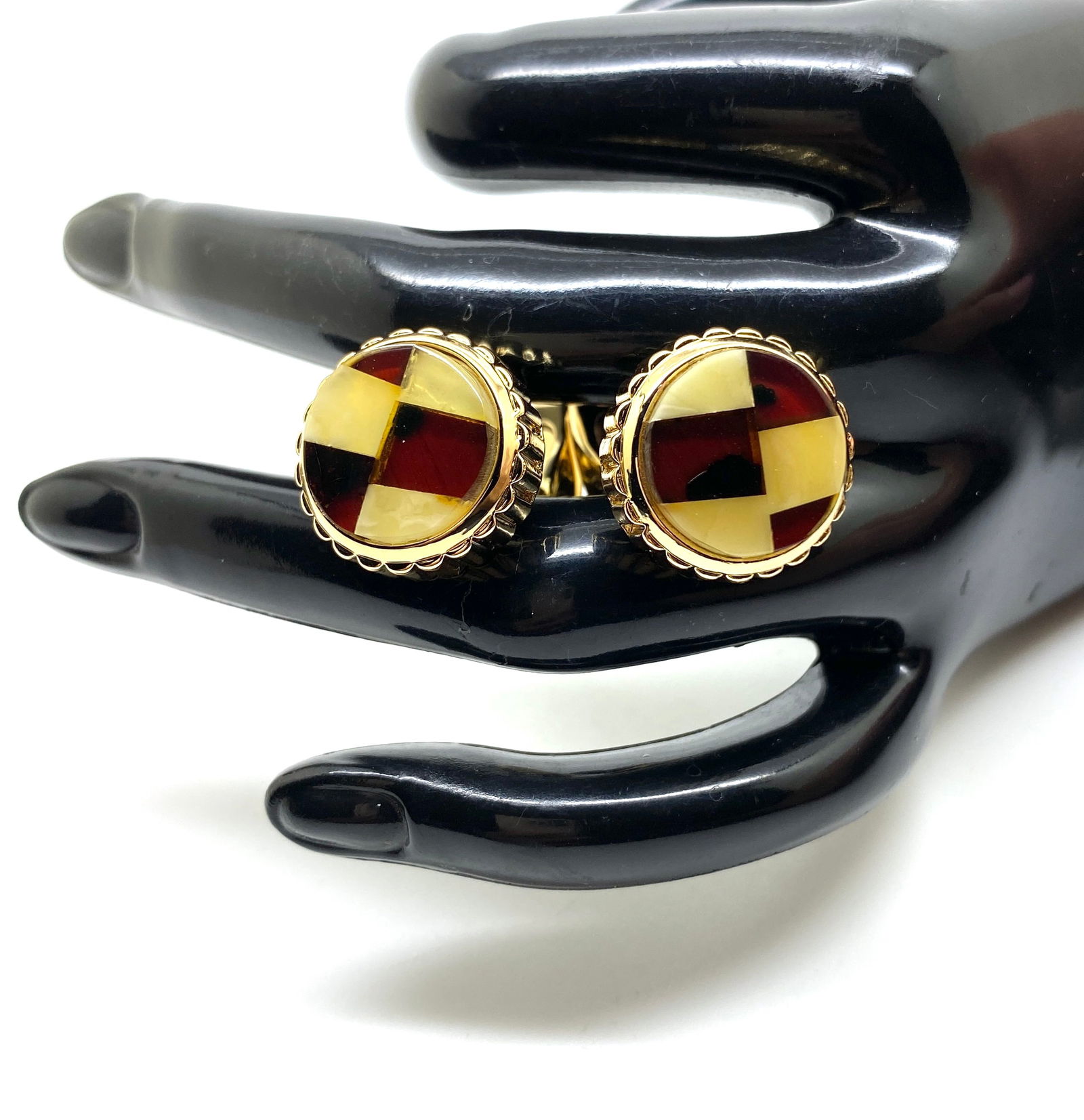 Exquisite Amber Cufflinks: Title:Exquisite Amber CufflinksMetal:MetalGemstone:AmberWeight:20.58 gSize:Size: 18.0 x 18.0 x 24.0 mm Size: 0.709 x 0.709 x 0.945 inches Made of:(Reconstituted Amber or Whole Stone):Whole