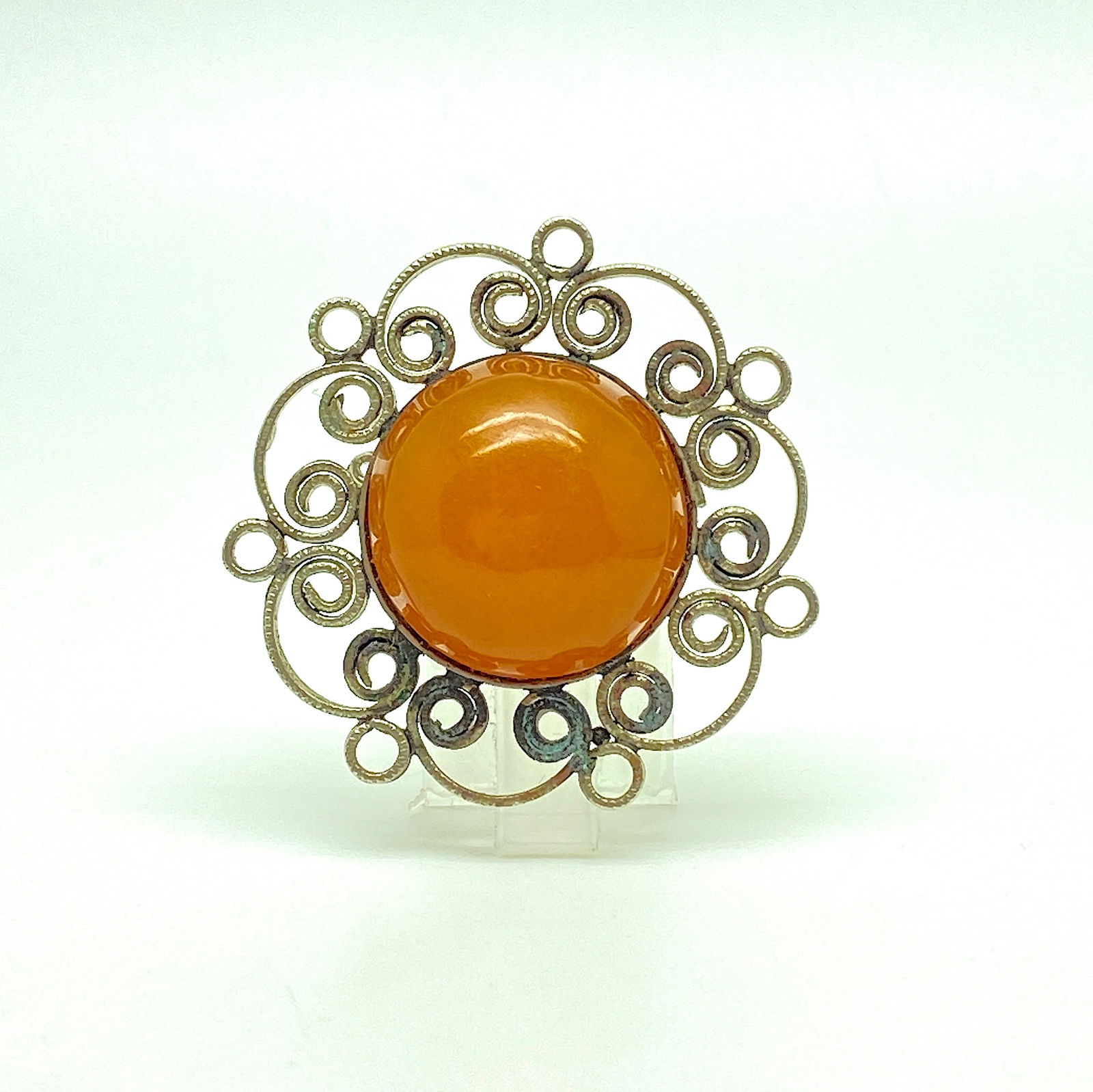 Impressive Vintage Amber Brooch: Title:Impressive Vintage Amber BroochMetal:Silver 875Gemstone:AmberWeight:9.3 gSize:Size: 37.0 x 37.0 x 14.0 mm Size: 1.457 x 1.457 x 0.551 inches Made of:(Reconstituted Amber or Whole