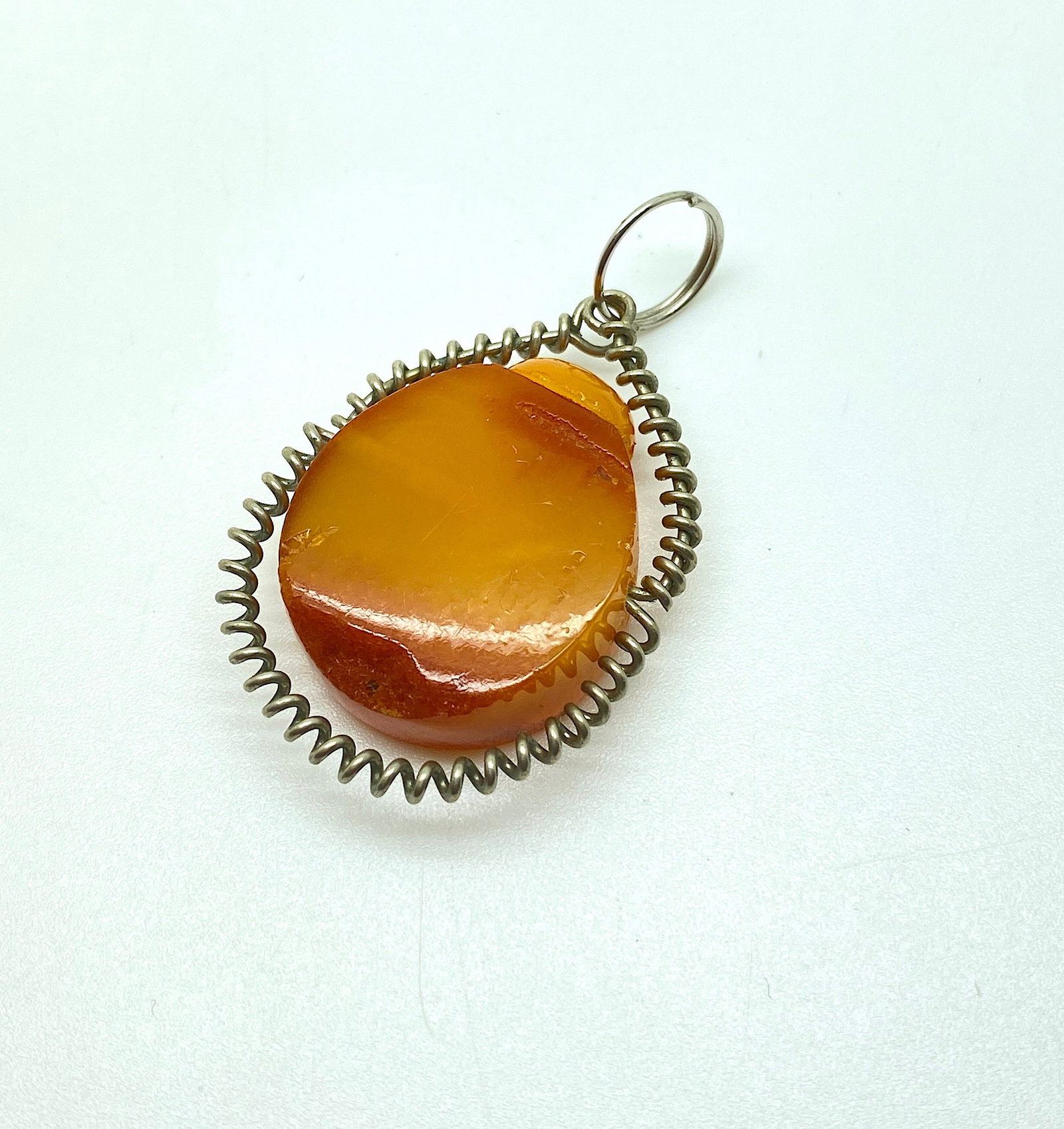 Beautiful Vintage Amber Pendant shaped like a Drop: Title:Beautiful Vintage Amber Pendant shaped like a DropMetal:MetalGemstone:AmberWeight:5.1 gSize:Size: 37.0 x 25.0 x 9.0 mm Size: 1.457 x 0.984 x 0.354 inches Made of:(Reconstituted Amber or Whole
