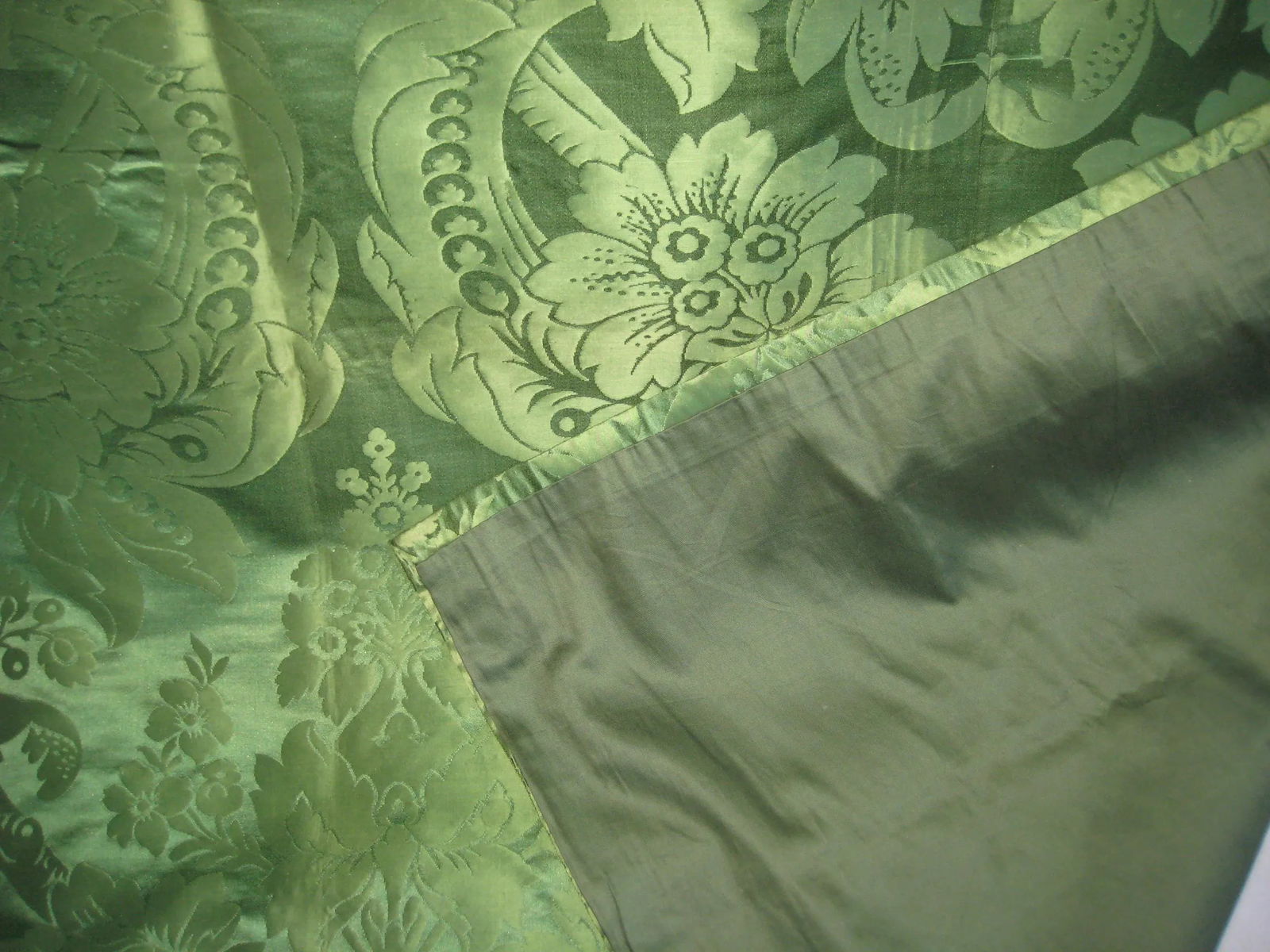 Large Early 19th Century French Green Silk Tablecloth - 12